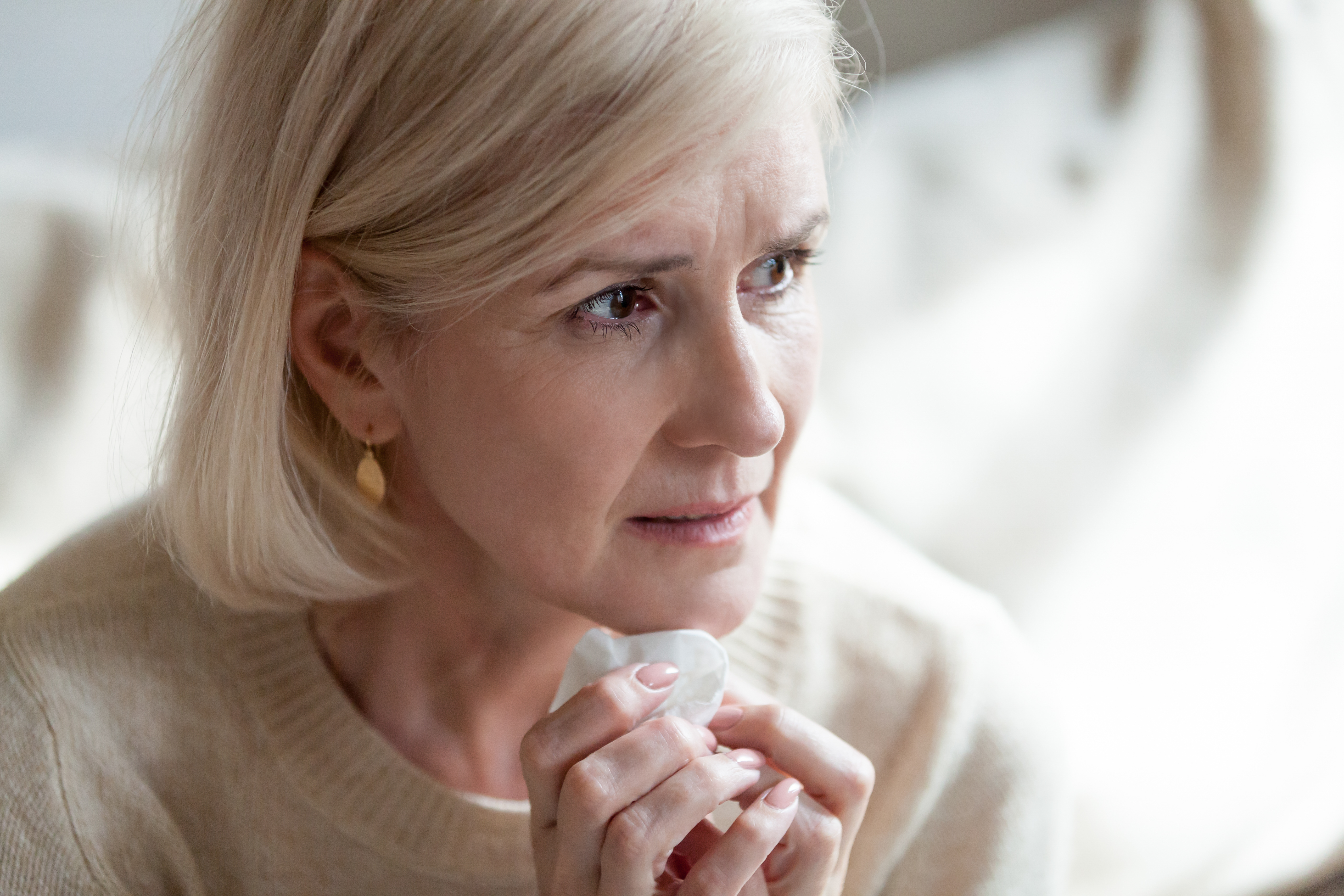 Une femme âgée triste et en larmes | Source : Shutterstock