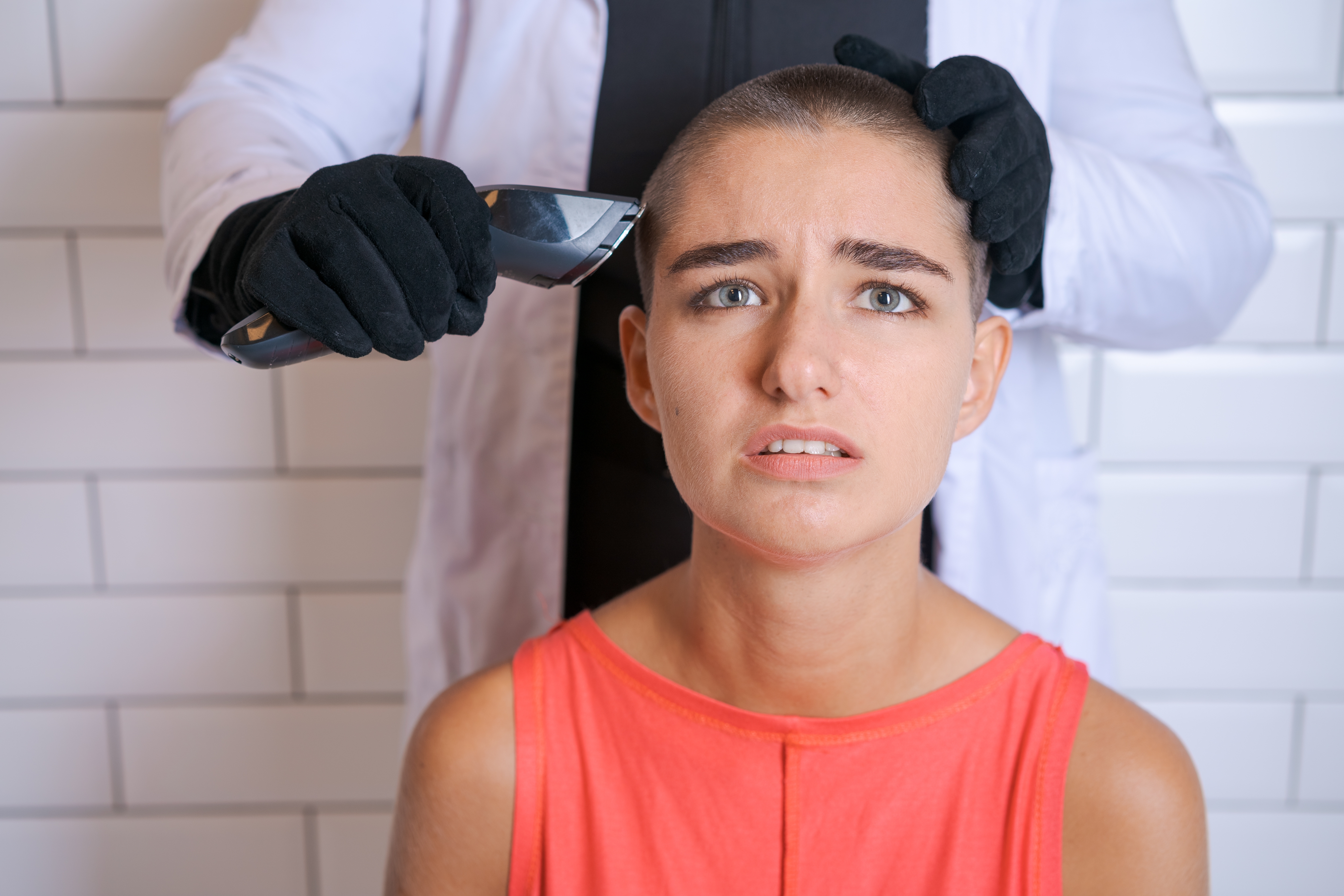 Une femme forcée de se raser les cheveux | Source : Shutterstock