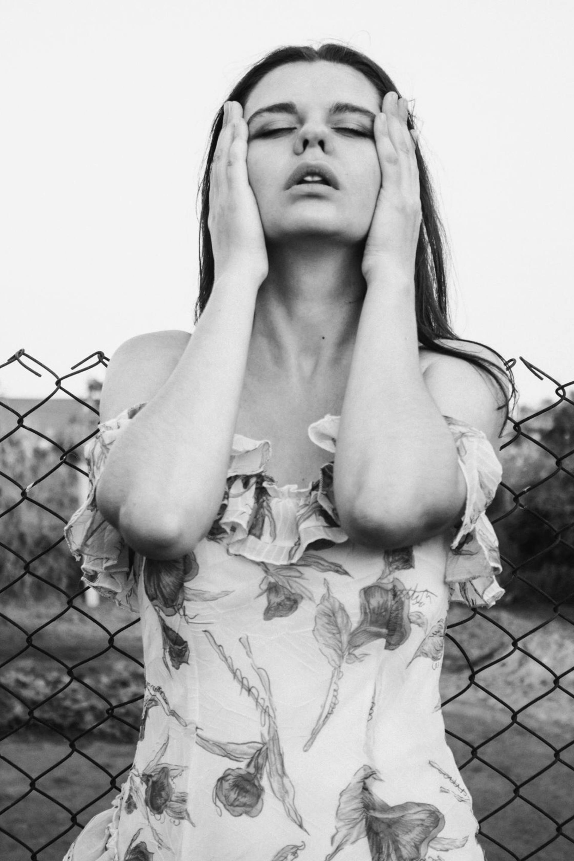 Une photo en niveaux de gris d'une femme avec ses mains sur son visage | Source : Pexels
