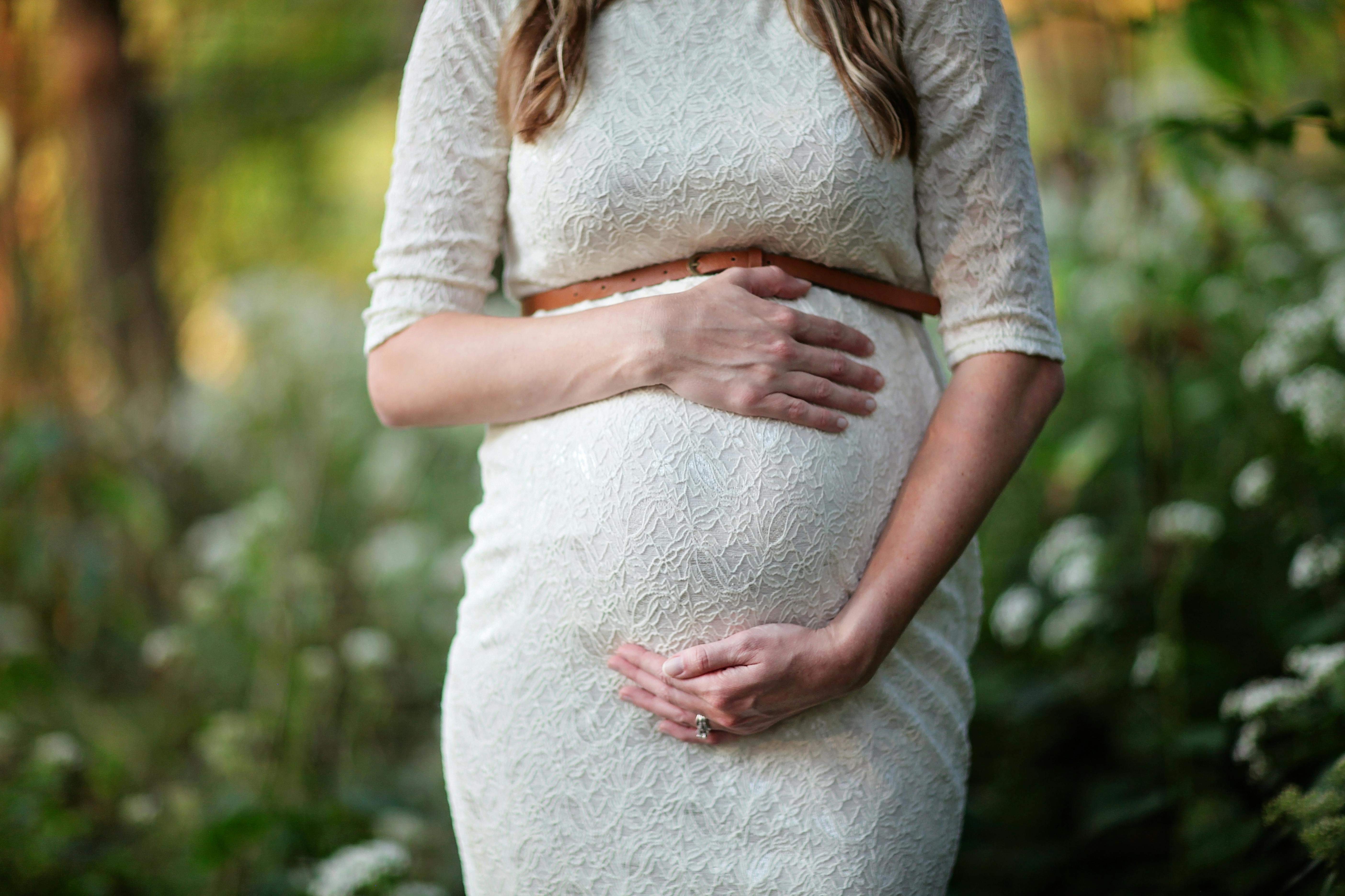 Une femme enceinte se tenant le ventre | Source : Pexels