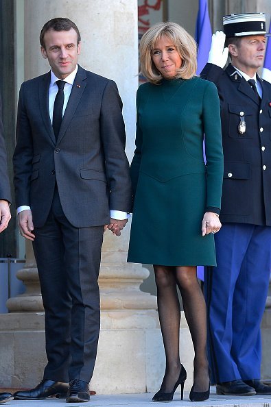 Emmanuel Macron et la première dame Brigitte Macron accueillent le premier ministre du Québec | Photo: GettyImage