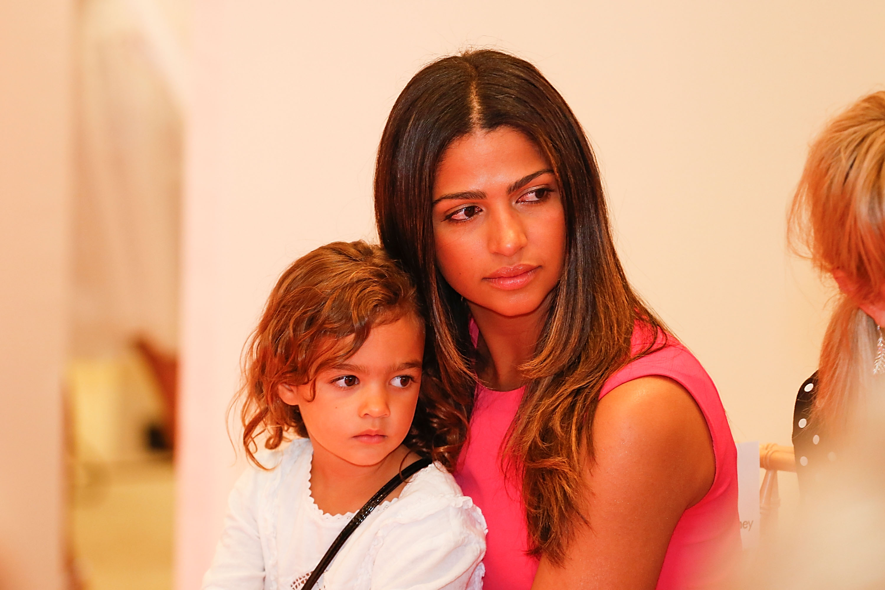 Camila Alves et Vida McConaughey regardent l'événement de mode Badgley Mischka à Neiman Marcus à Austin, Texas, le 25 avril 2014 | Source : Getty Images