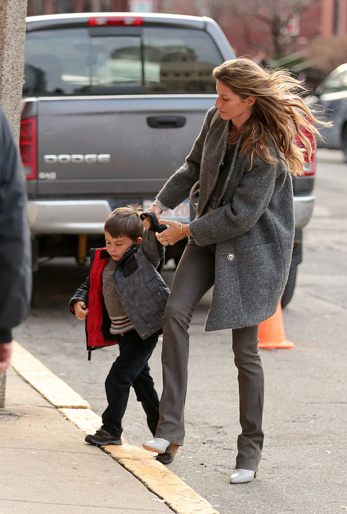 Gisele Bundchen avec son fils, Benjamin Brady sont vus le 24 décembre 2013 à Boston, Massachusetts. (Photo by Stickman/Bauer-Griffin/GC Images)