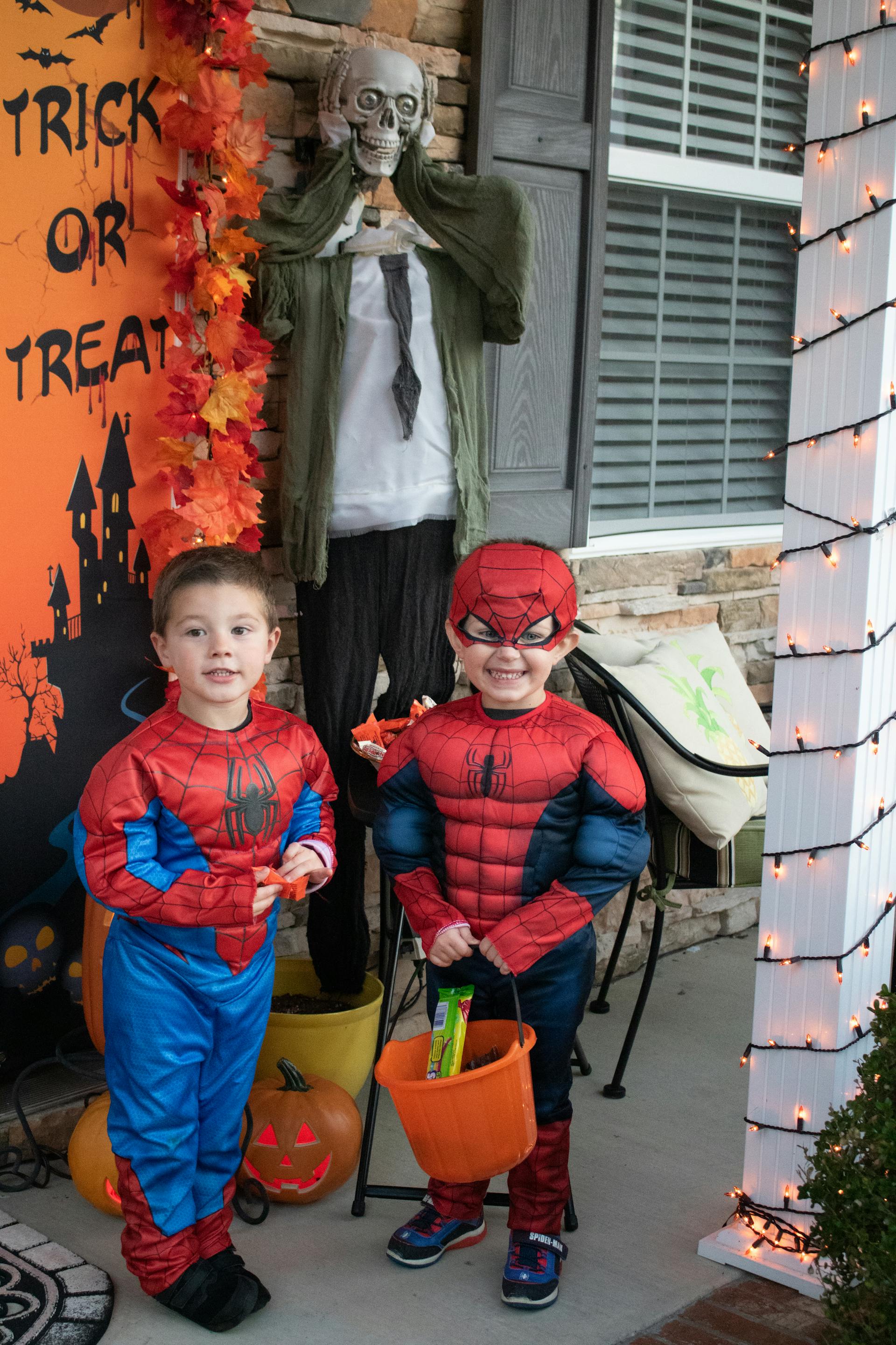 Deux petits garçons déguisés en Spiderman pour Halloween | Source : Pexels