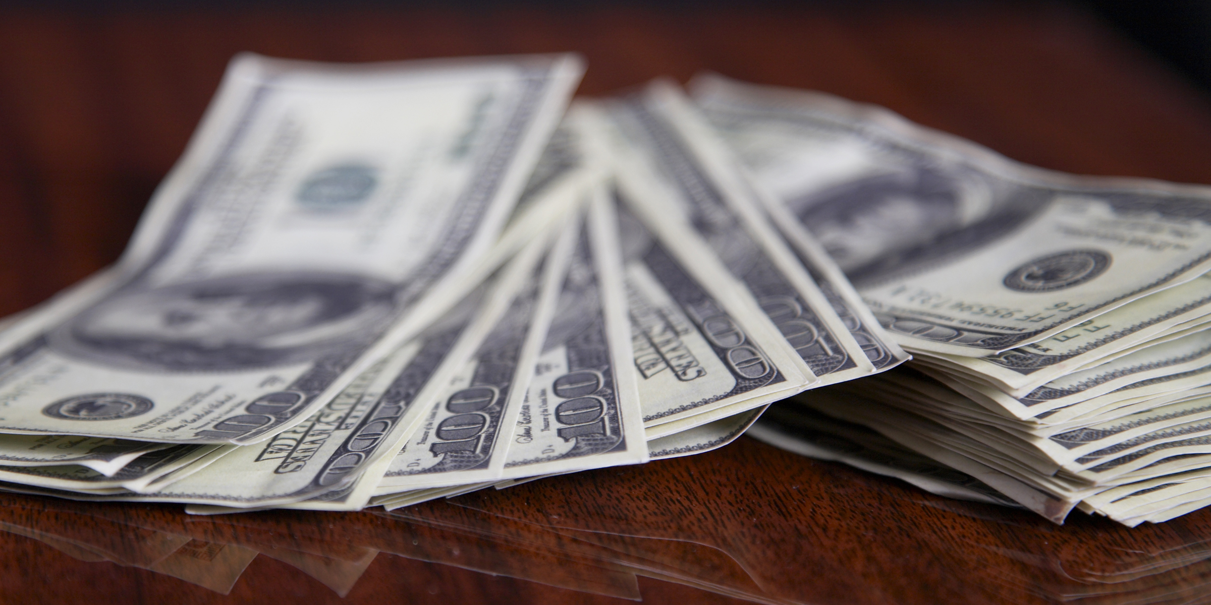 Des billets de banque sur une table | Source : Shutterstock