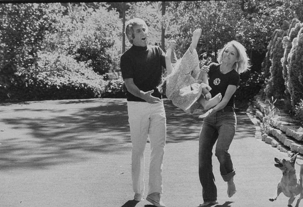 Le compositeur Burt Bacharach Jr. (à gauche) et sa femme actrice Angie Dickinson jouant avec leur fille, à Beverly Hills en 1974. | Source : Getty Images