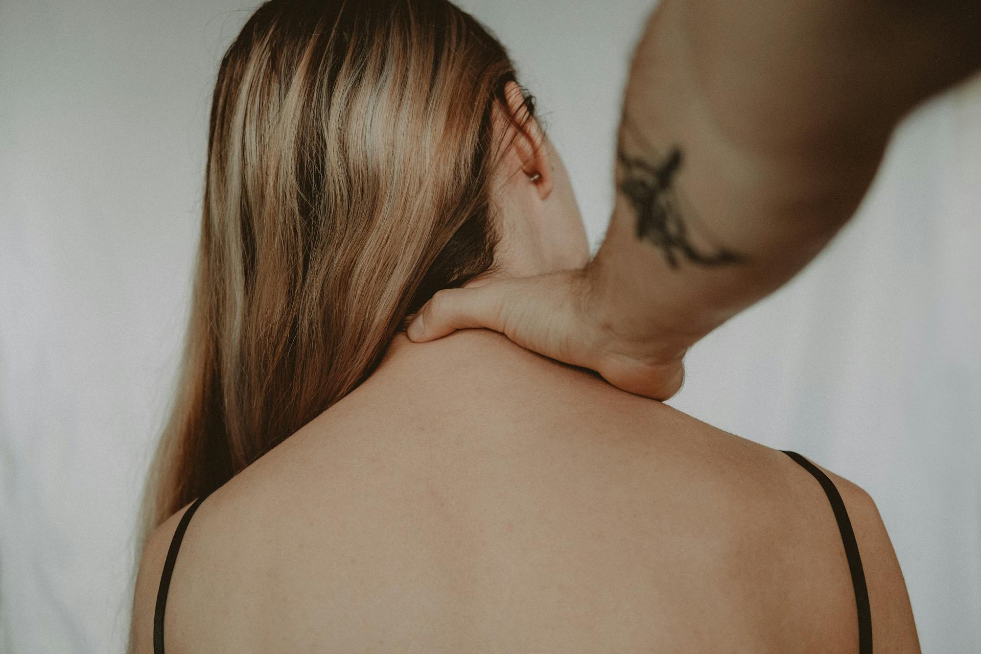 Un homme qui fait un massage à une femme | Source : Pexels
