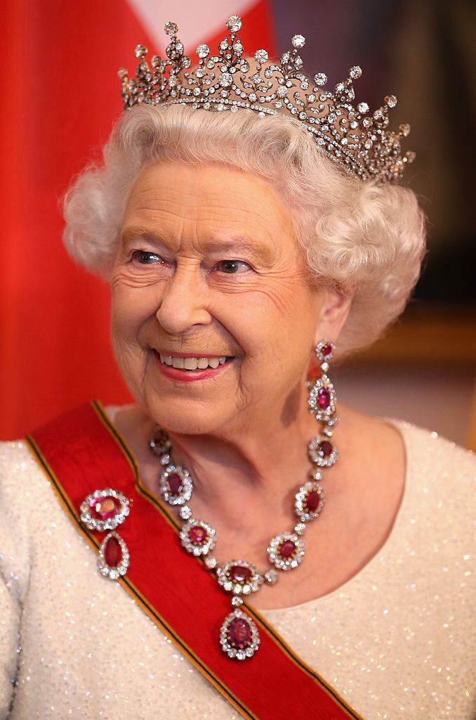 La reine Elizabeth II rencontre ses invités lors d'un banquet d'État | Source : Getty Images
