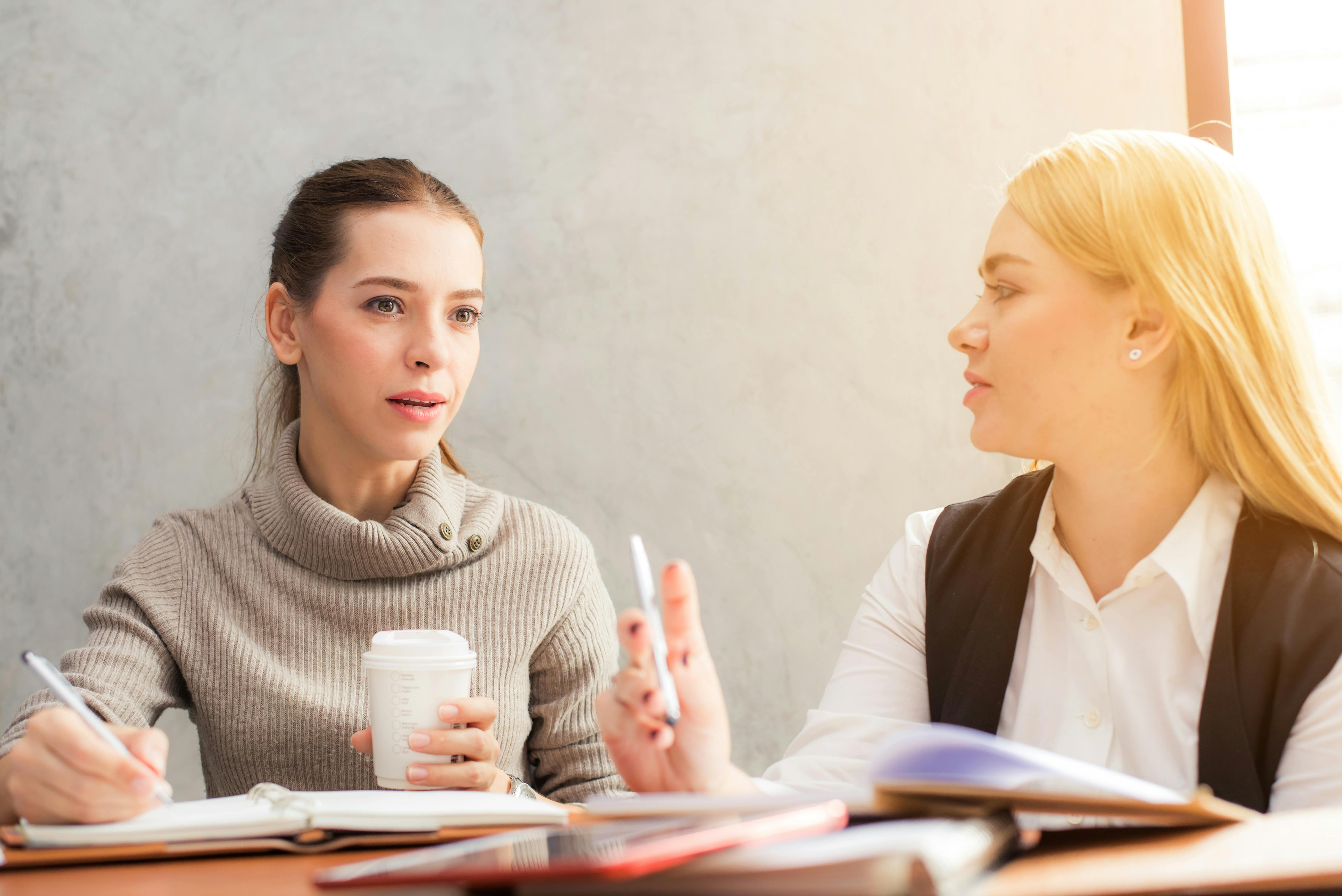 Deux femmes discutent du travail | Source : Pexels