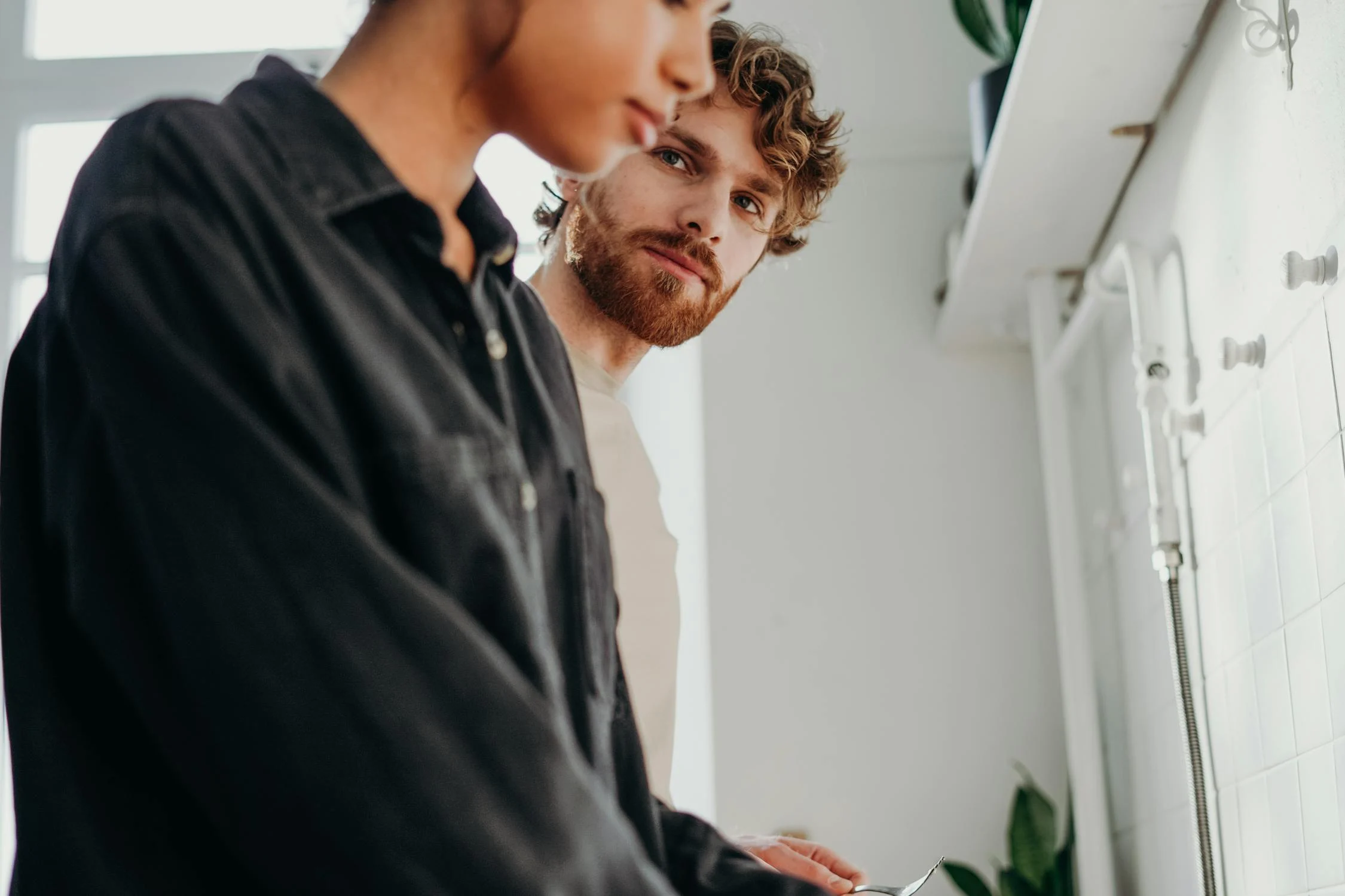 Un homme inquiet regarde sa petite amie | Source : Pexels