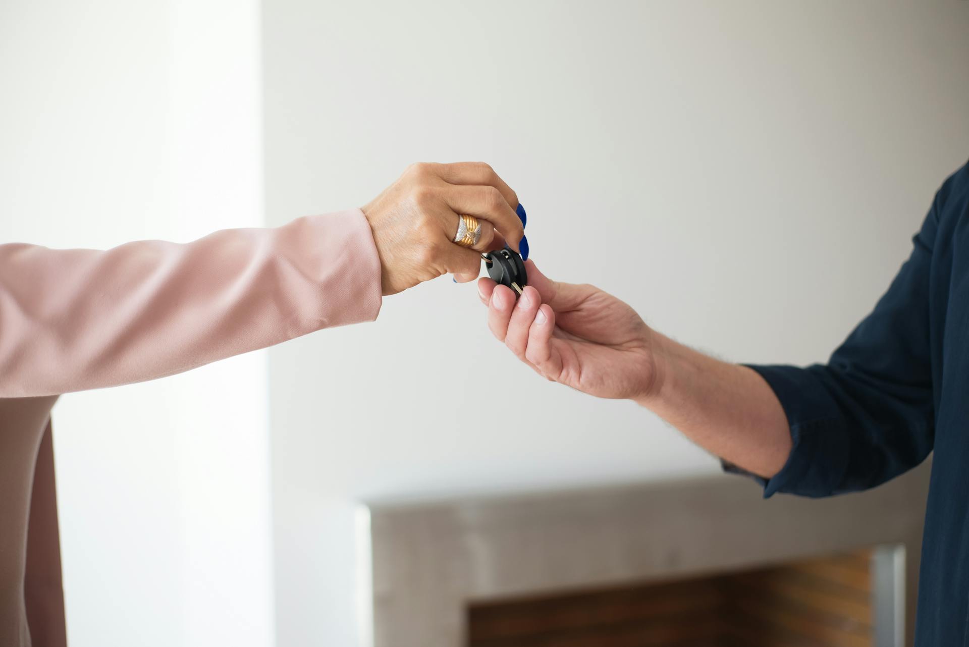 Une personne donne la clé de sa voiture à un homme | Source : Pexels
