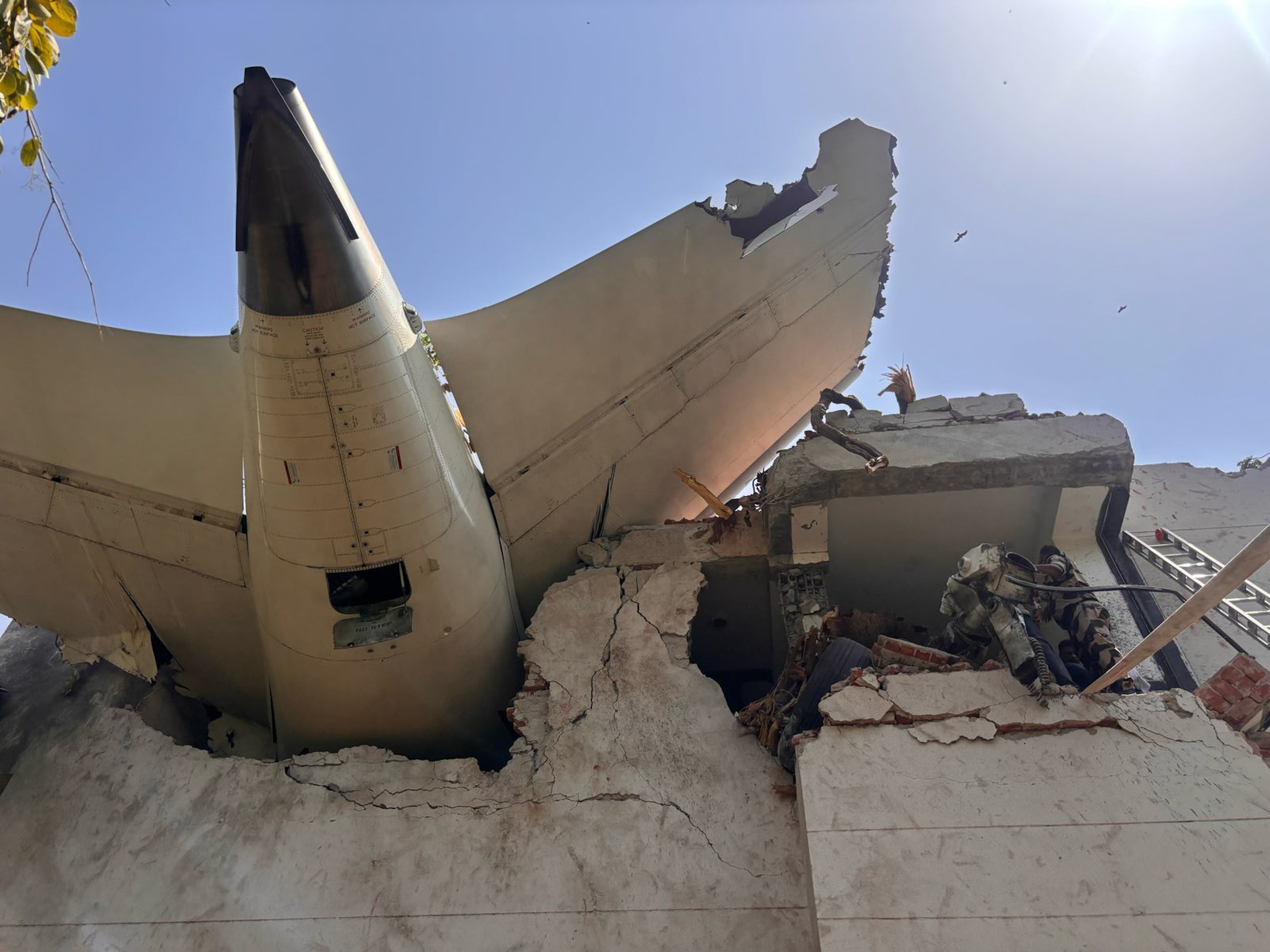 Une vue du site où un avion s'est écrasé peu après son décollage de l'aéroport international Sardar Vallabhbhai Patel, le 12 juin 2025, à Gujarat, en Inde | Source : Getty Images