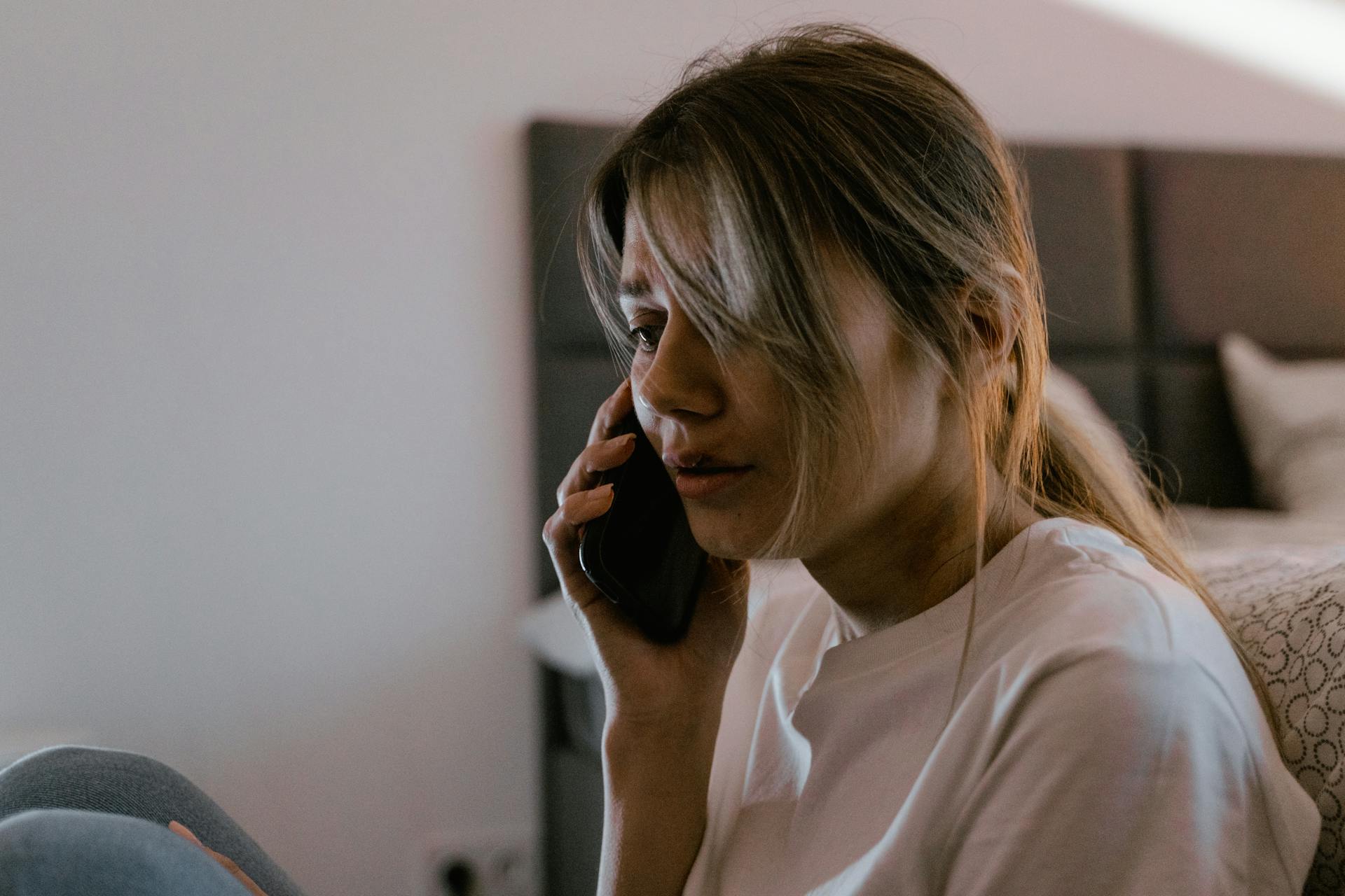 A young woman talking on the phone | Source: Pexels