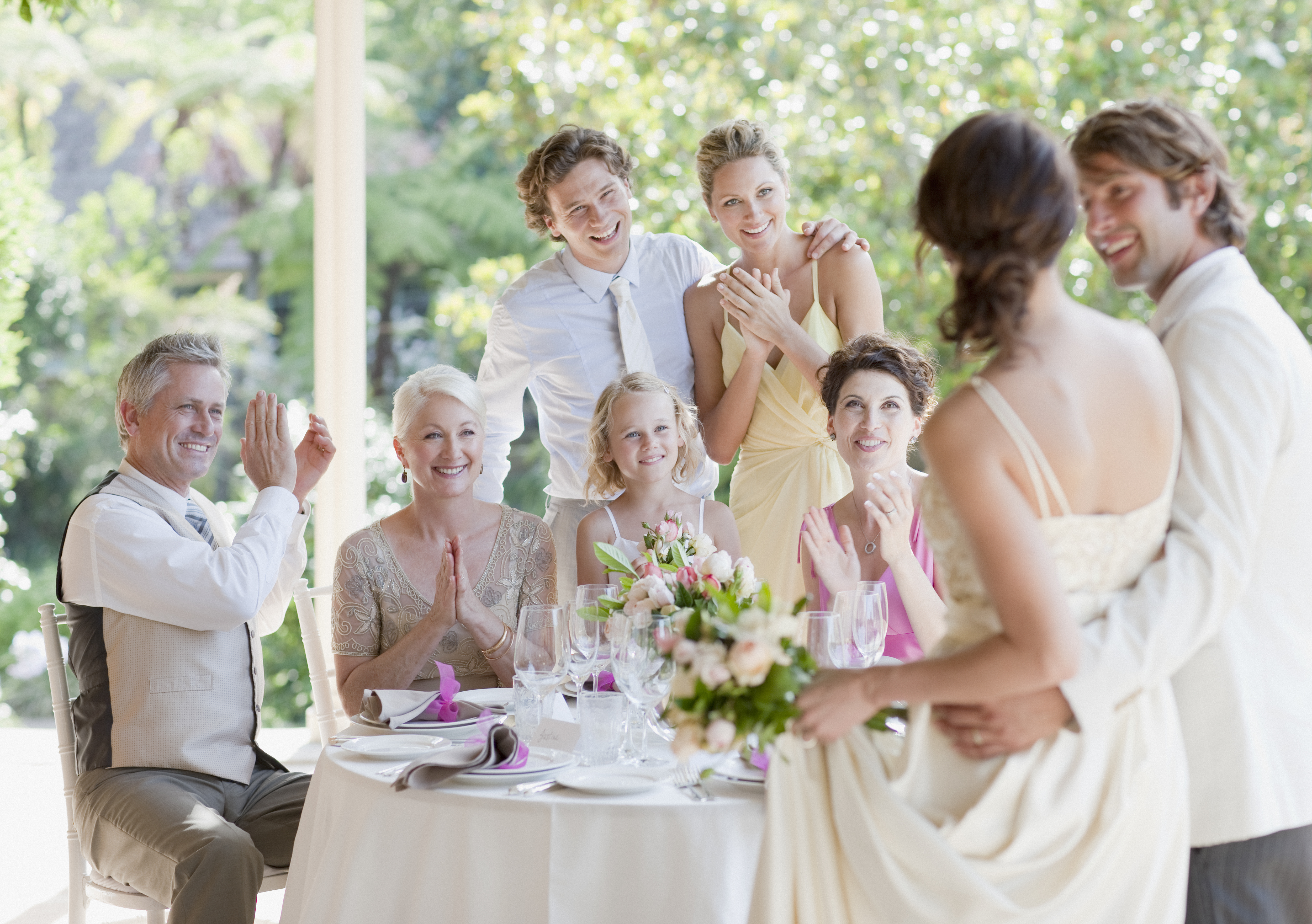 Les membres de la famille se réjouissent lors d'une réception de mariage | Source : Getty Images