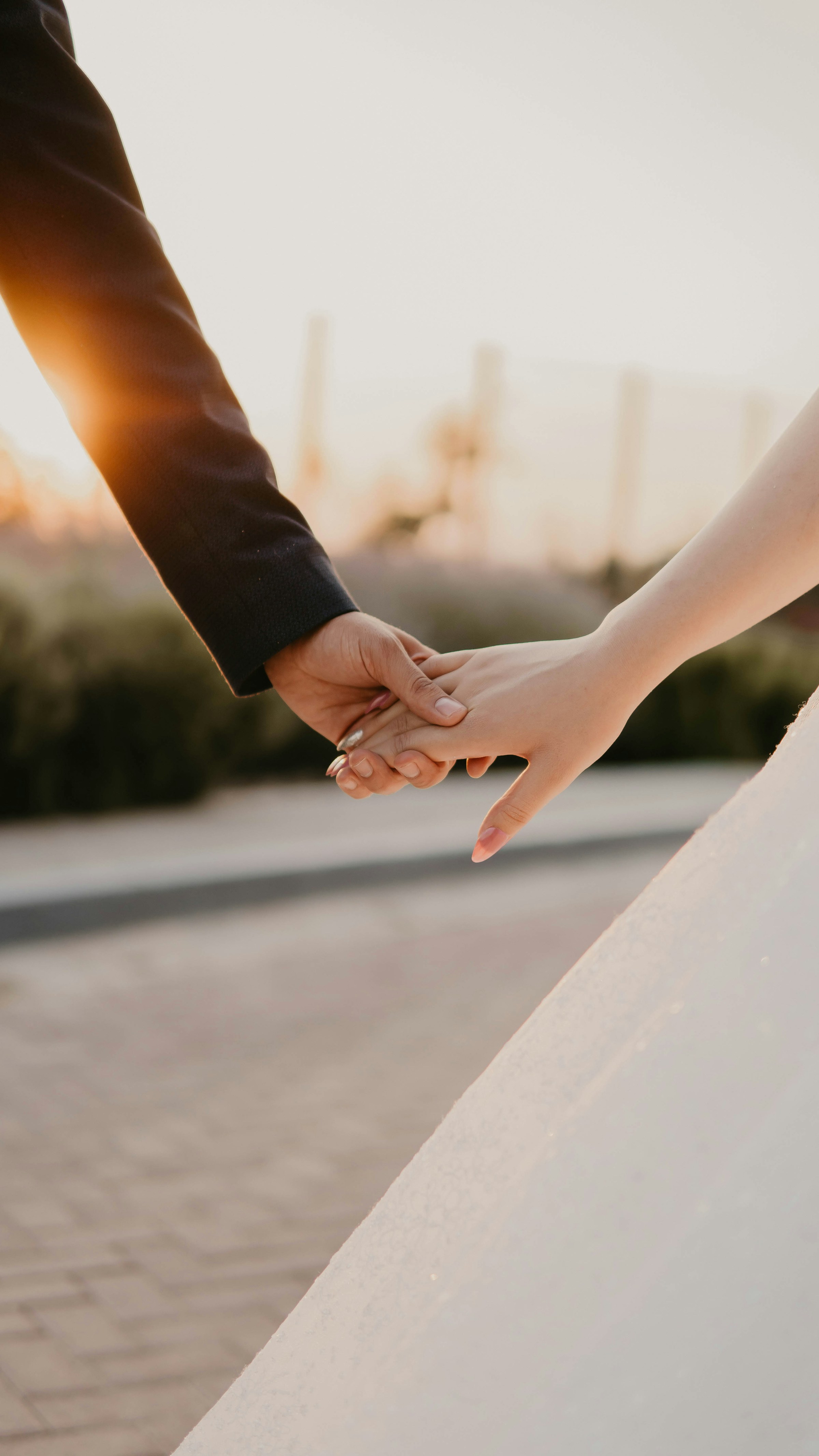 Une mariée et un marié se tenant par la main | Source : Unsplash