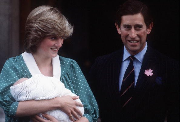 La princesse Diana présente le Prince William au monde en 1982 | Photo : Getty Images