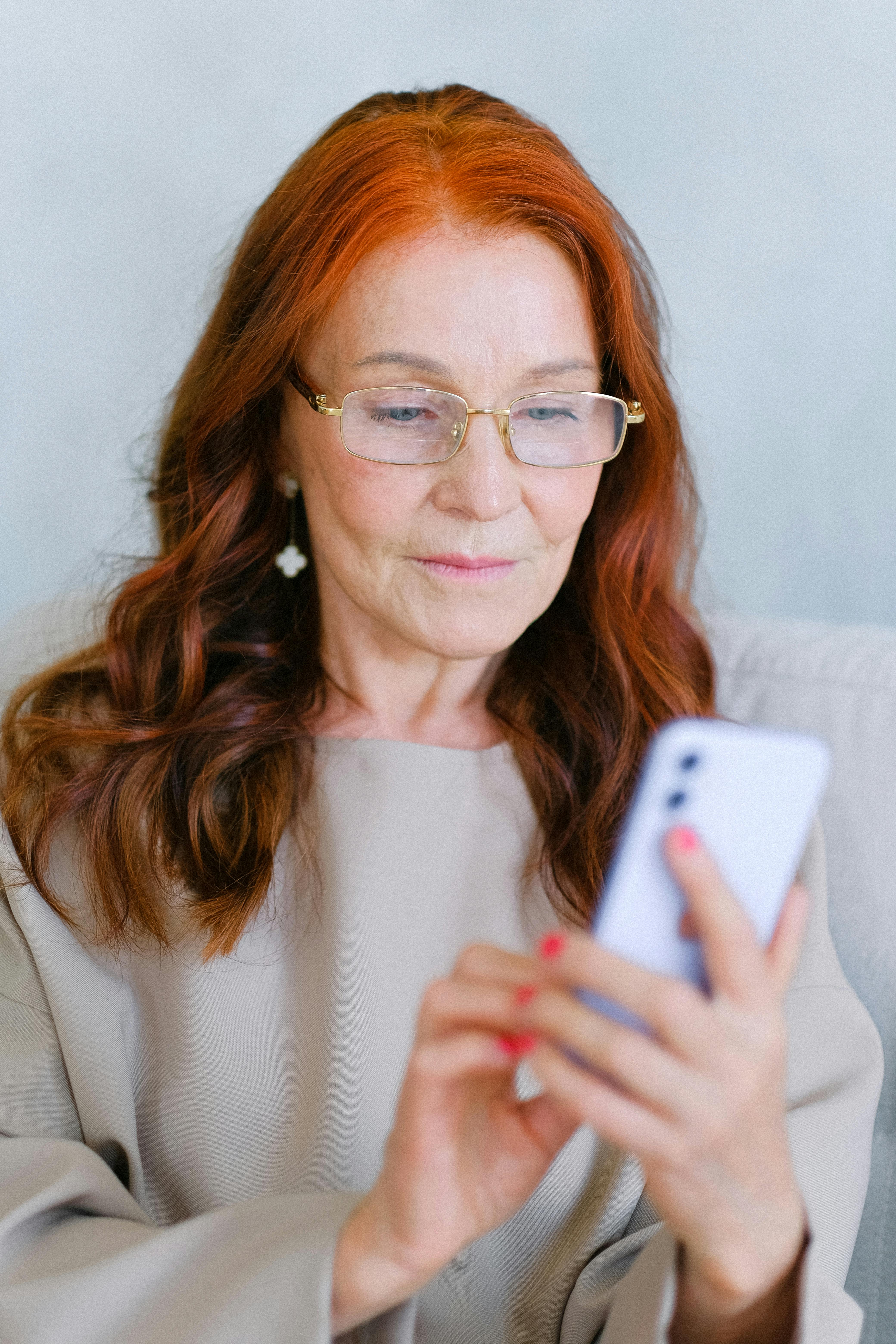 Une femme d'âge moyen sur son téléphone | Source : Pexels