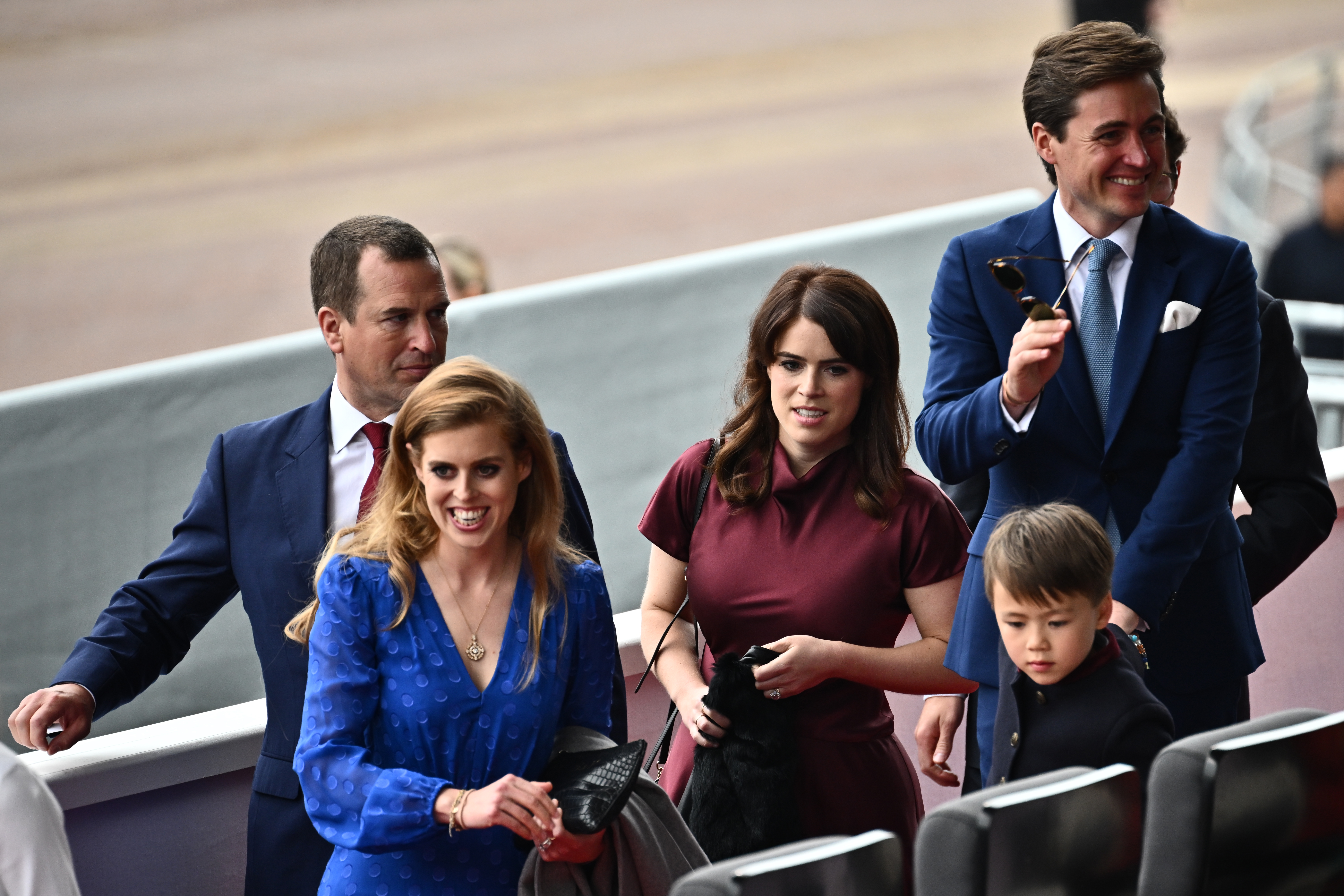 La princesse Beatrice, la princesse Eugénie et Edoardo Mapelli Mozzi assistent au Platinum Pageant, célébrant le 70e anniversaire d'accession de la reine Élisabeth II, le 5 juin 2022, à Londres, en Angleterre. | Source : Getty Images