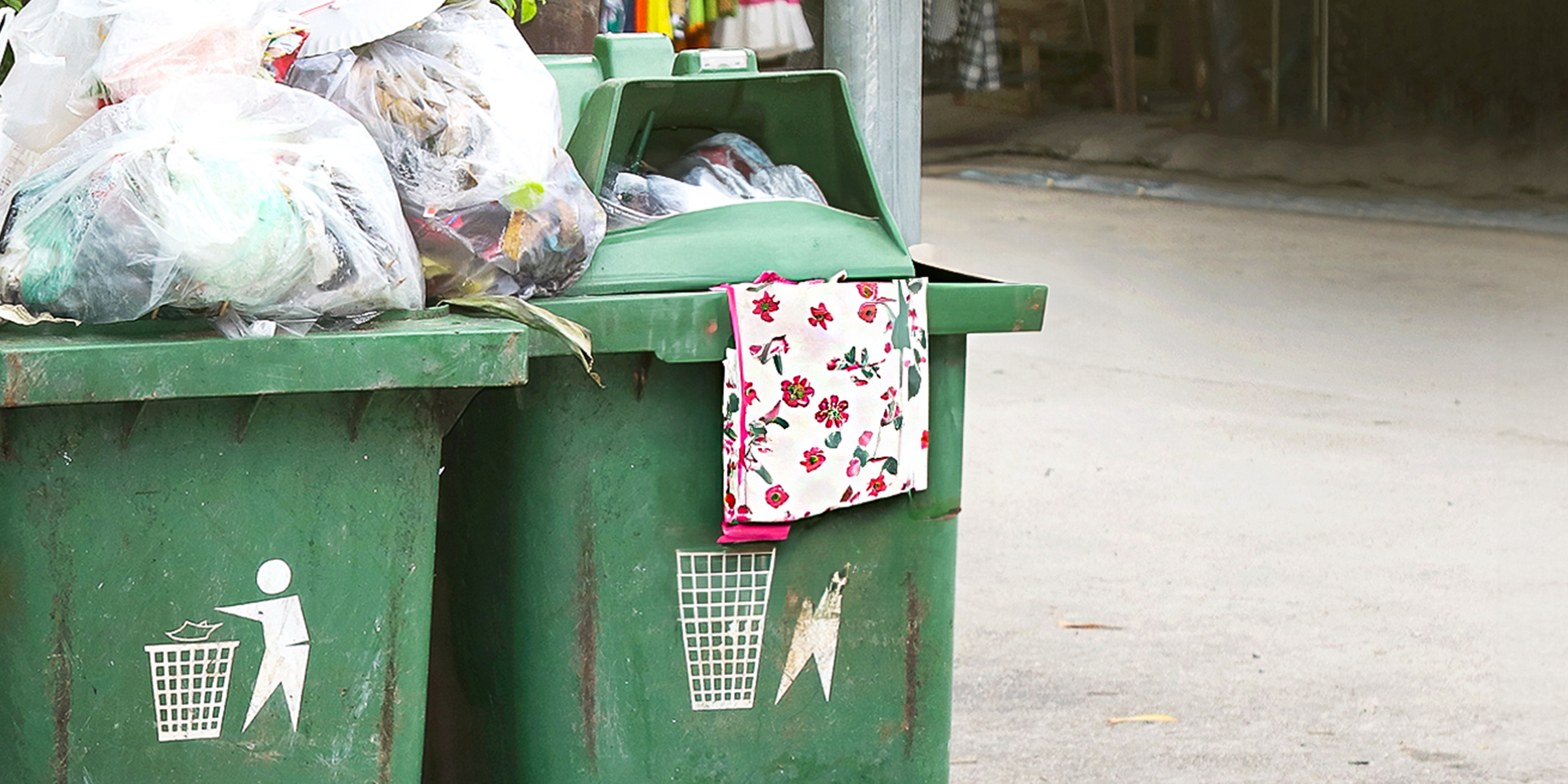 Un tablier fleuri dans une poubelle | Source : Shutterstock