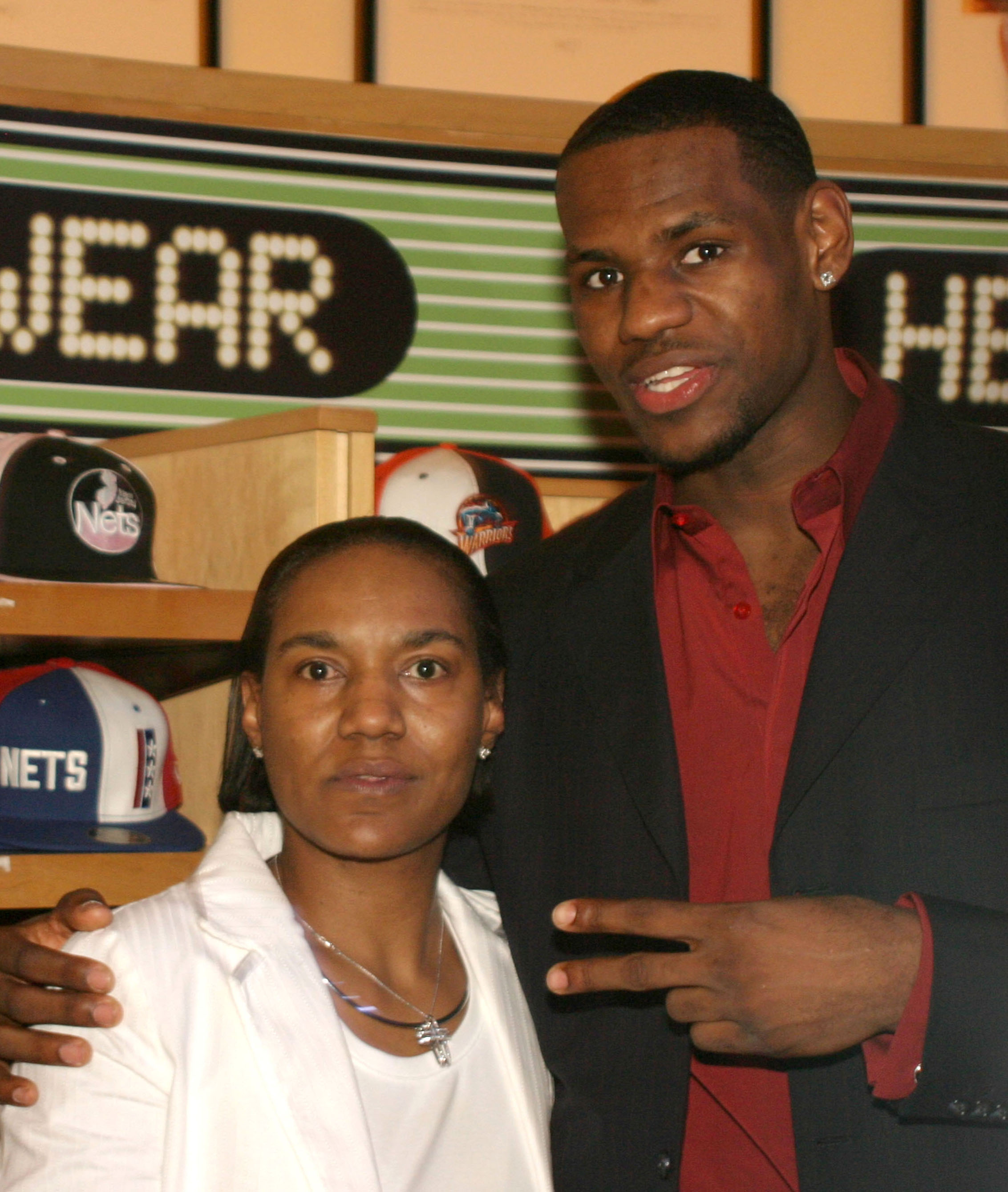 Lebron James et sa mère Gloria pendant la cérémonie Got Milk ? NBA Rookie Of The Year 2004 présenté à LeBron James le 20 avril 2004 à New York City | Source : Getty Images