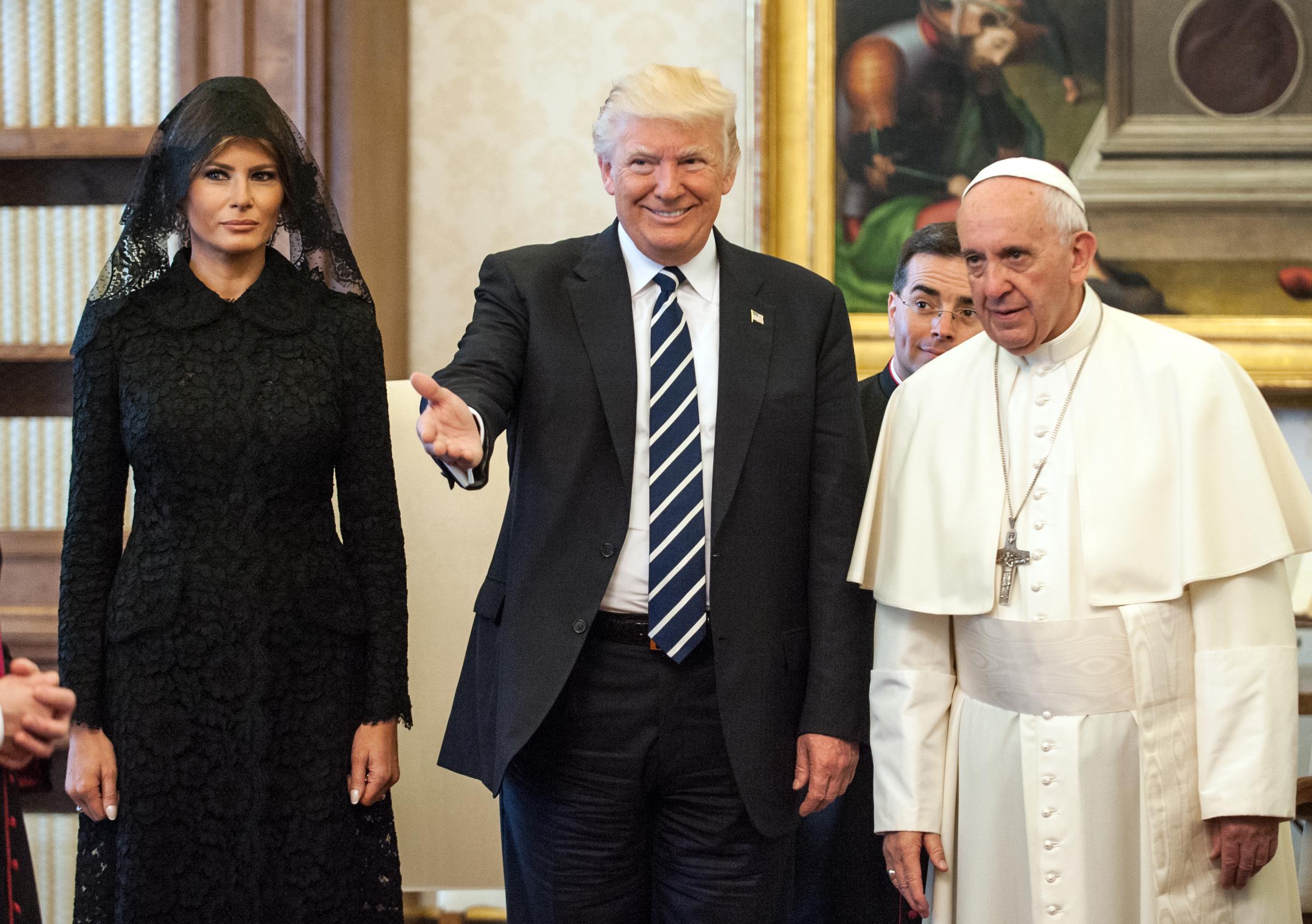 Le président Donald Trump et La Première Dame Melania Trump ont rencontré le pape François lors d'une audience privée, le 24 mai 2017, au Vatican. | Source : Getty Images