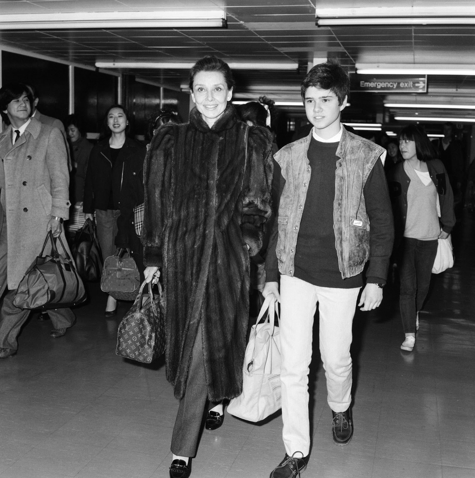 Audrey Hepburn et son fils Luca aperçus dans un aéroport en avril 1984. | Source : Getty Images