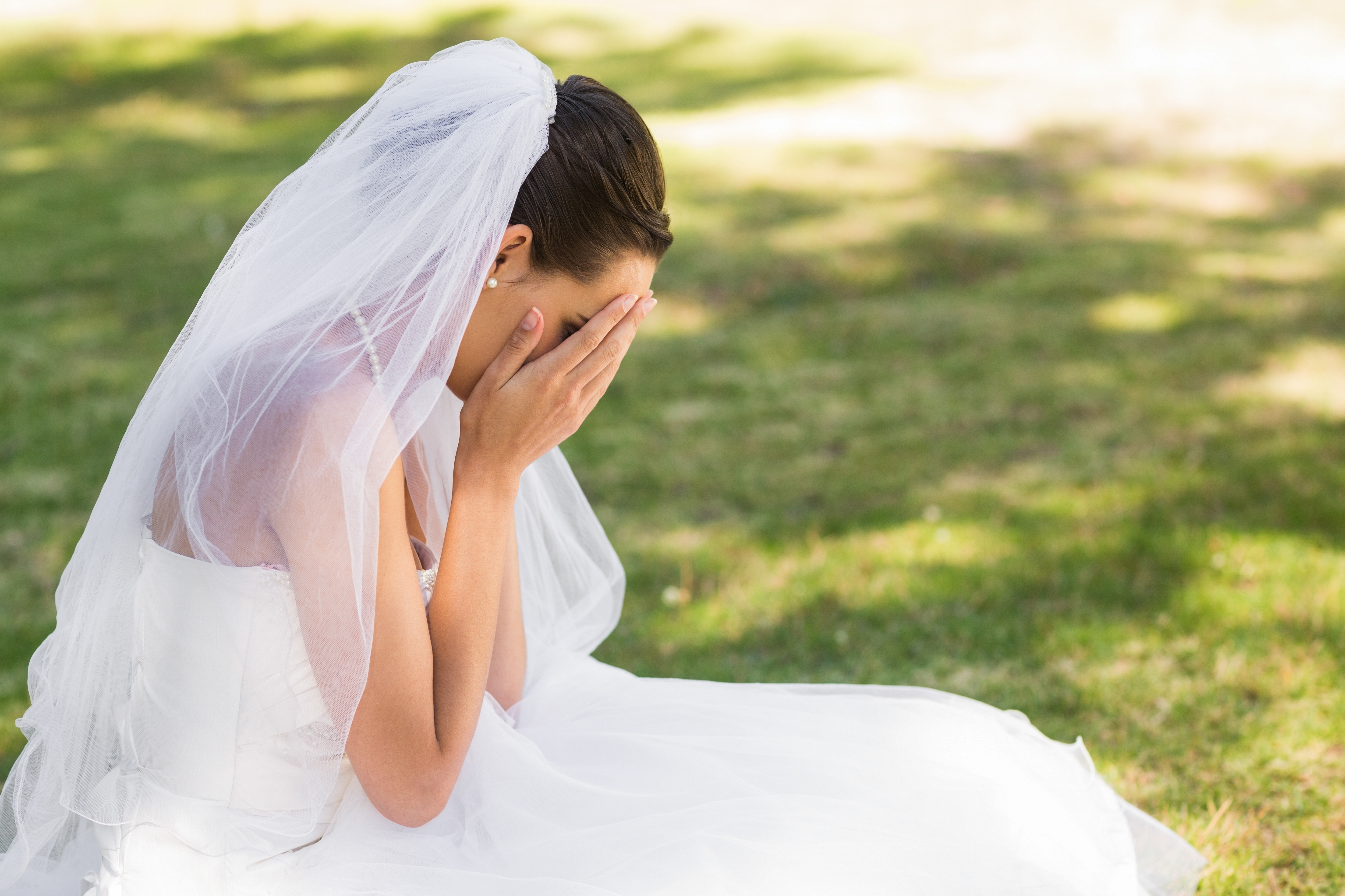 Une mariée pleurant en s'asseyant sur le sol | Source : Shutterstock