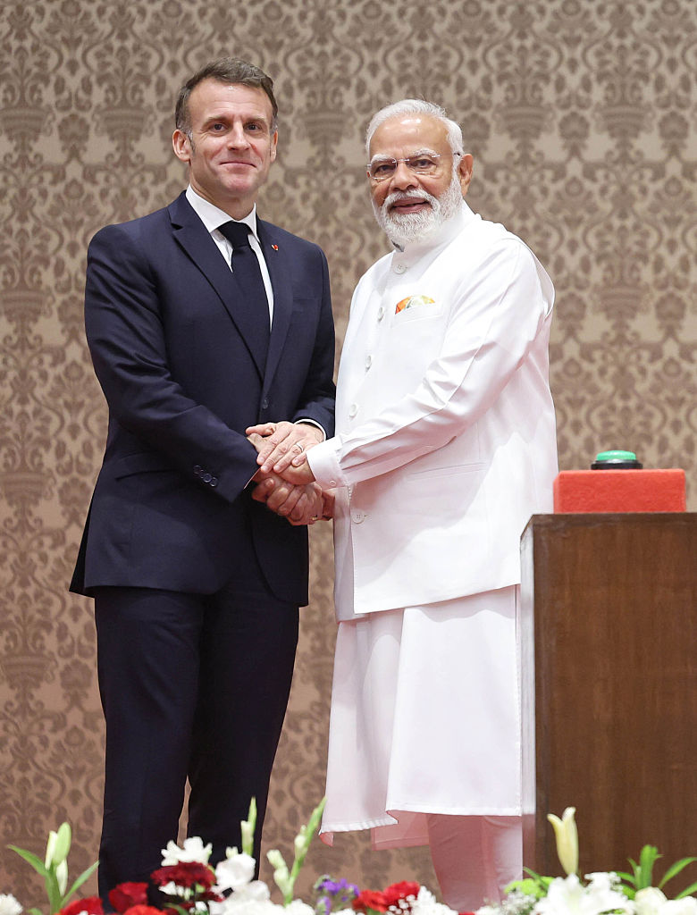 Le Premier ministre indien Narendra Modi (à droite) rencontre le président français Emmanuel Macron (à gauche) dans l'État du Maharashtra, à Mumbai, en Inde, le 17 février 2026 I Source : Getty Images