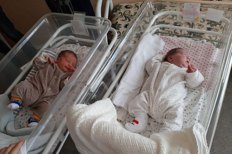 Les jumeaux Maxim et Liya sont nés à 11 semaines d'intervalle dans une cas qui a assommé les médecins. Photo : East2west news