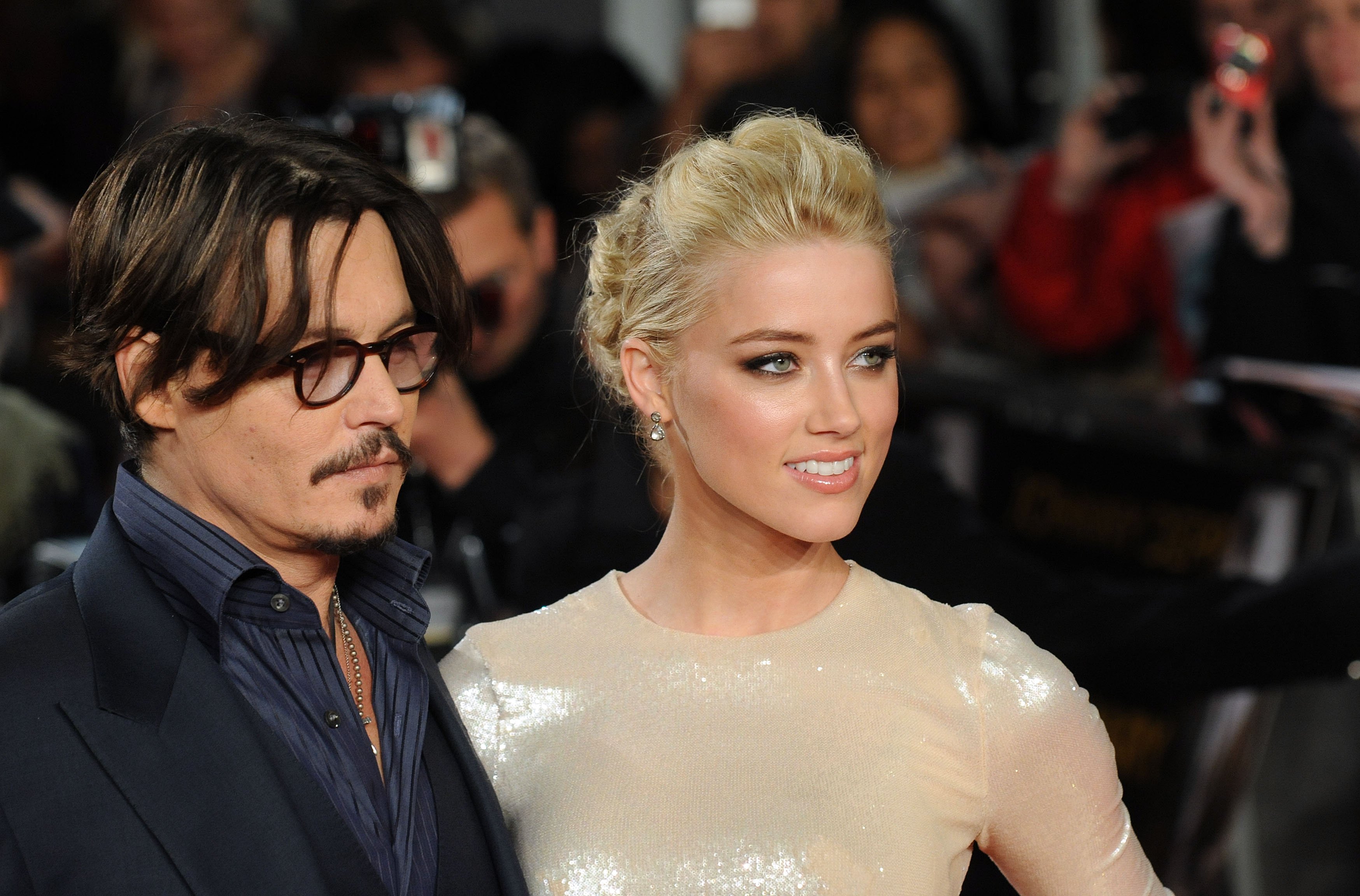 Johnny Depp et Amber Heard à la première britannique de "Rhum Express" le 3 novembre 2011 | Photo : Getty Images  