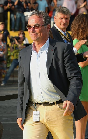 Bernard Hinault est honoré pour son dernier Tour de France en tant qu'ambassadeur après l'étape 21 à Paris, France. | Photo : Getty Images