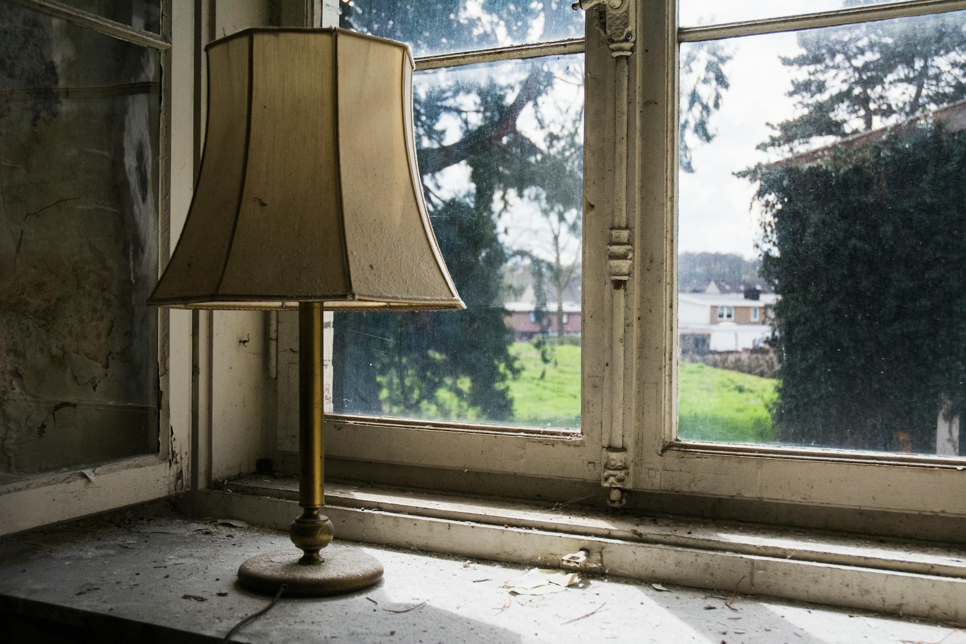 Une lampe près d'une fenêtre | Source : Pexels