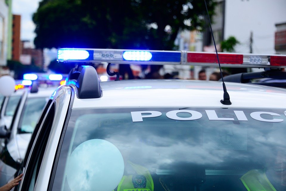 Voiture de police avec gyrophare allumé. | Photo : Pixabay