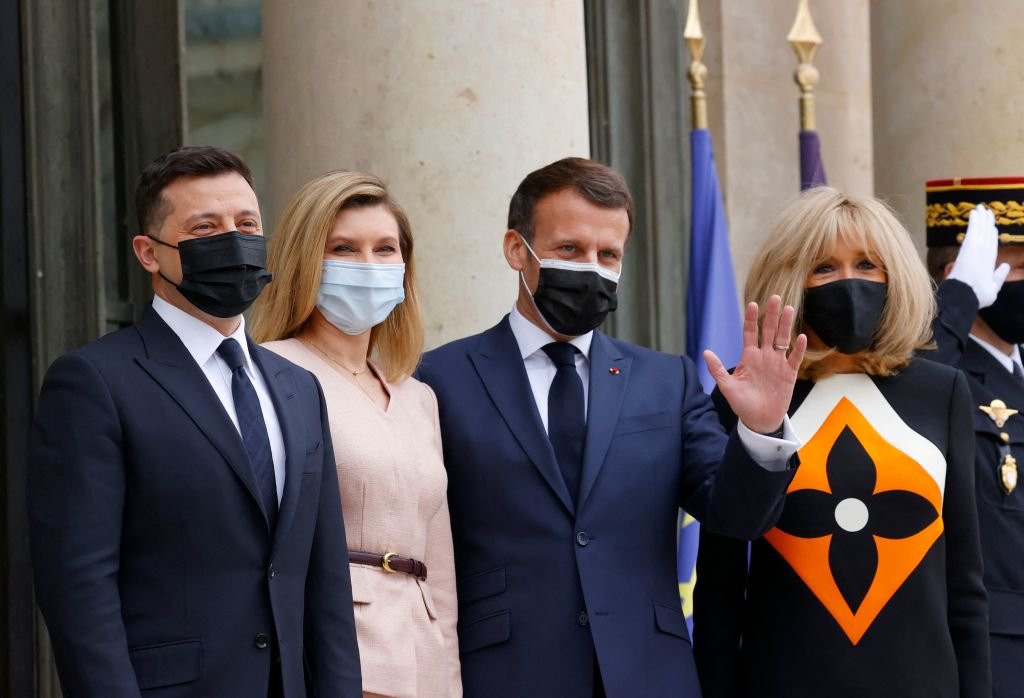 Le président français Emmanuel Macron et son épouse Brigitte Macron accueillent le président ukrainien Volodymyr Zelensky et son épouse Olena Zelenska à l'Elysée à Paris le 16 avril 2021 avant un déjeuner de travail.ǀ Source : Getty Images