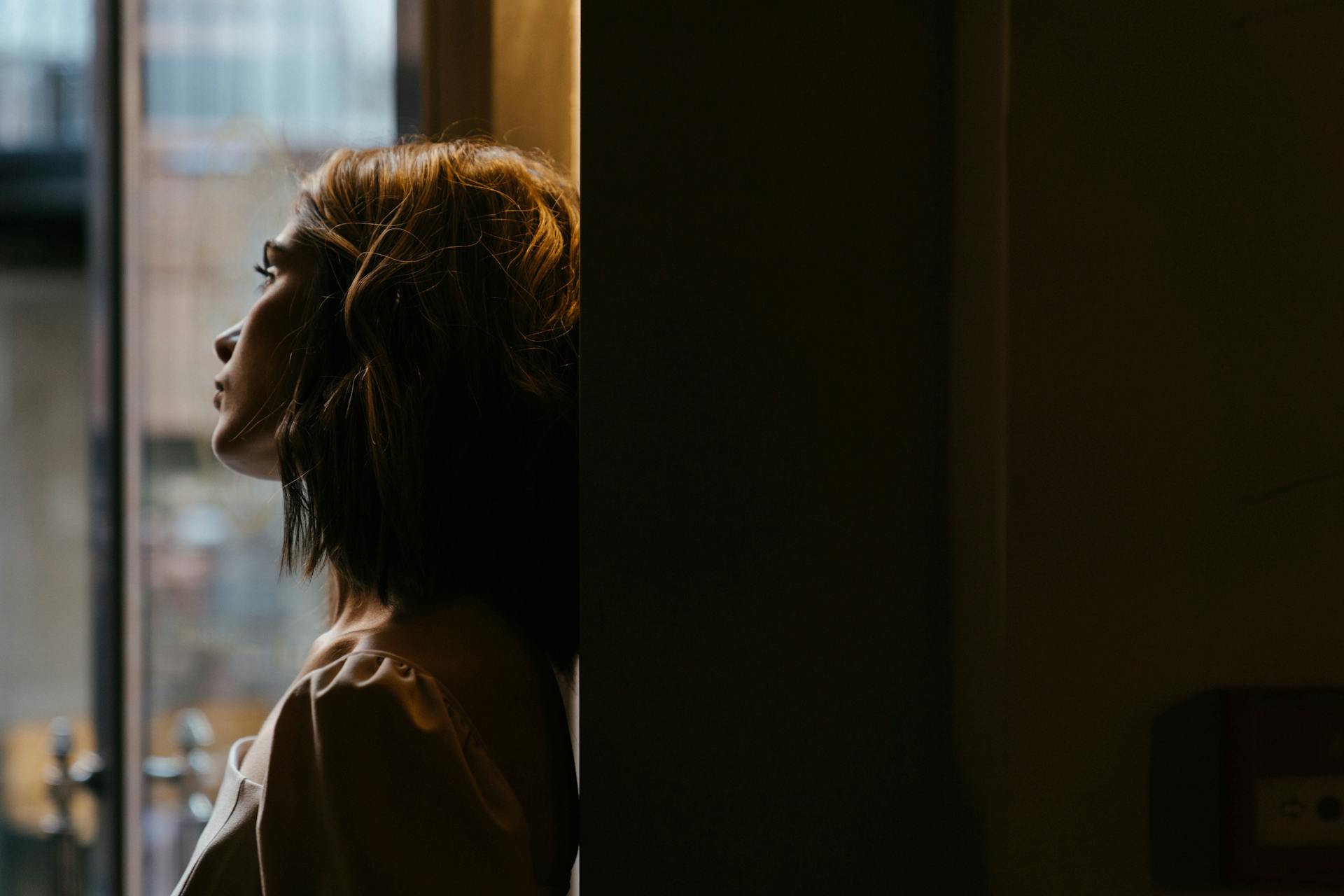 Une femme pensive qui regarde par la fenêtre | Source : Pexels