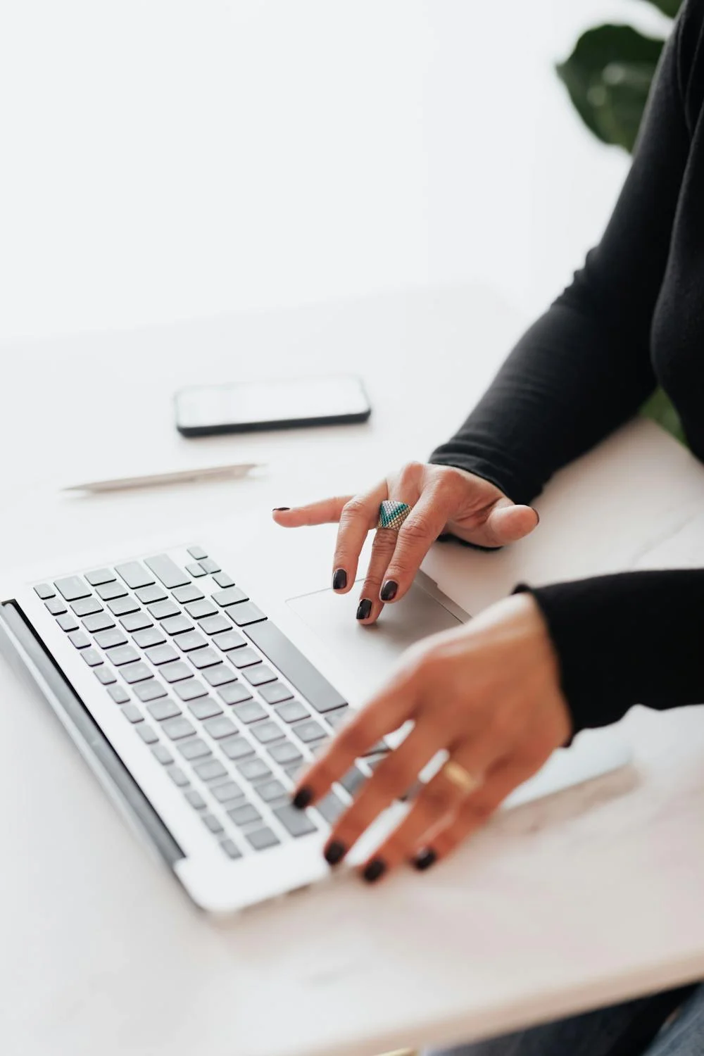 Une femme travaillant sur son ordinateur portable | Source : Pexels