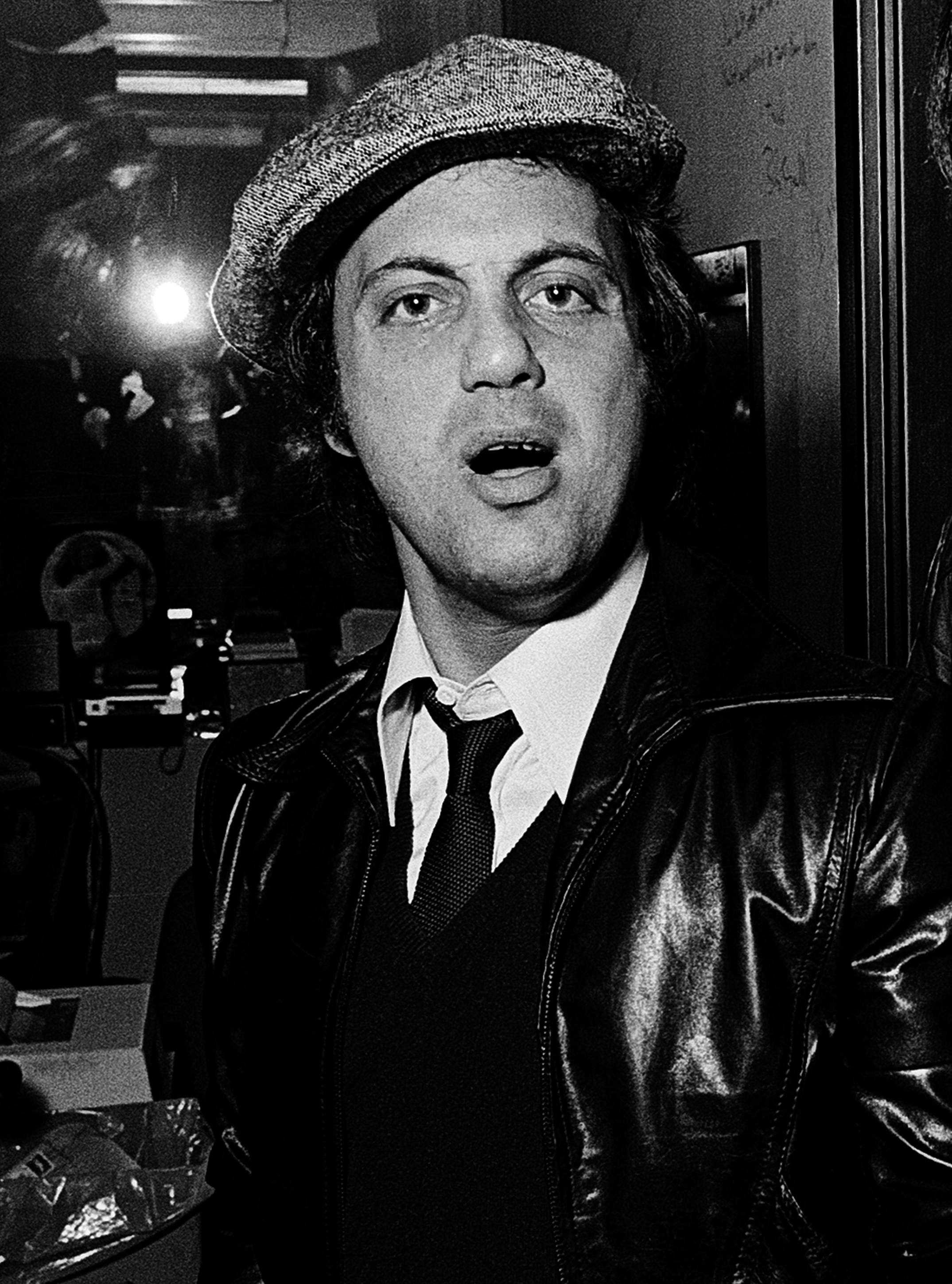 Billy Joel est photographié lors de sa visite au stade de radio WKLS 96 Rock vers 1979 à Atlanta, Géorgie | Source : Getty Images