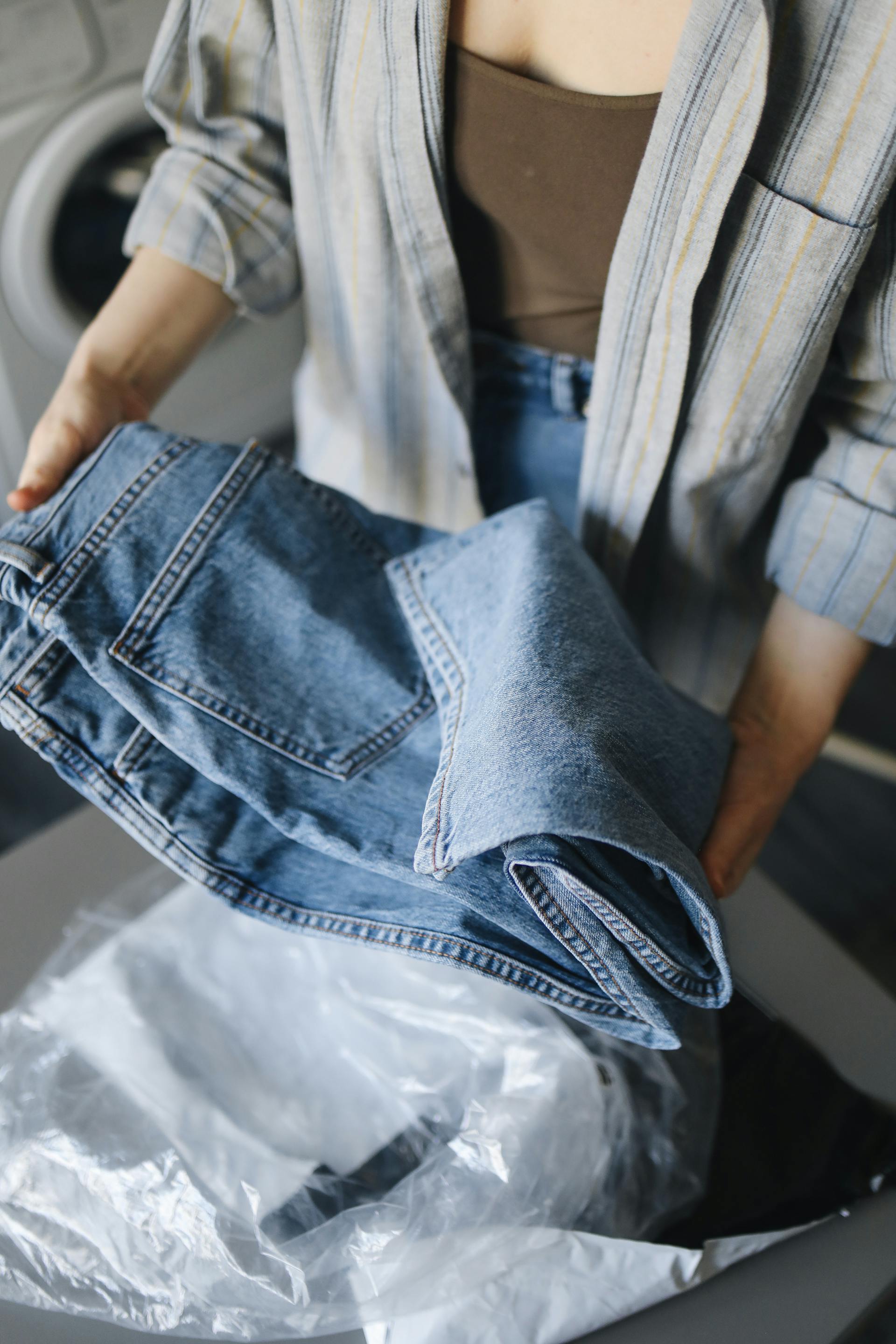 Une femme tenant un jean bleu | Source : Pexels