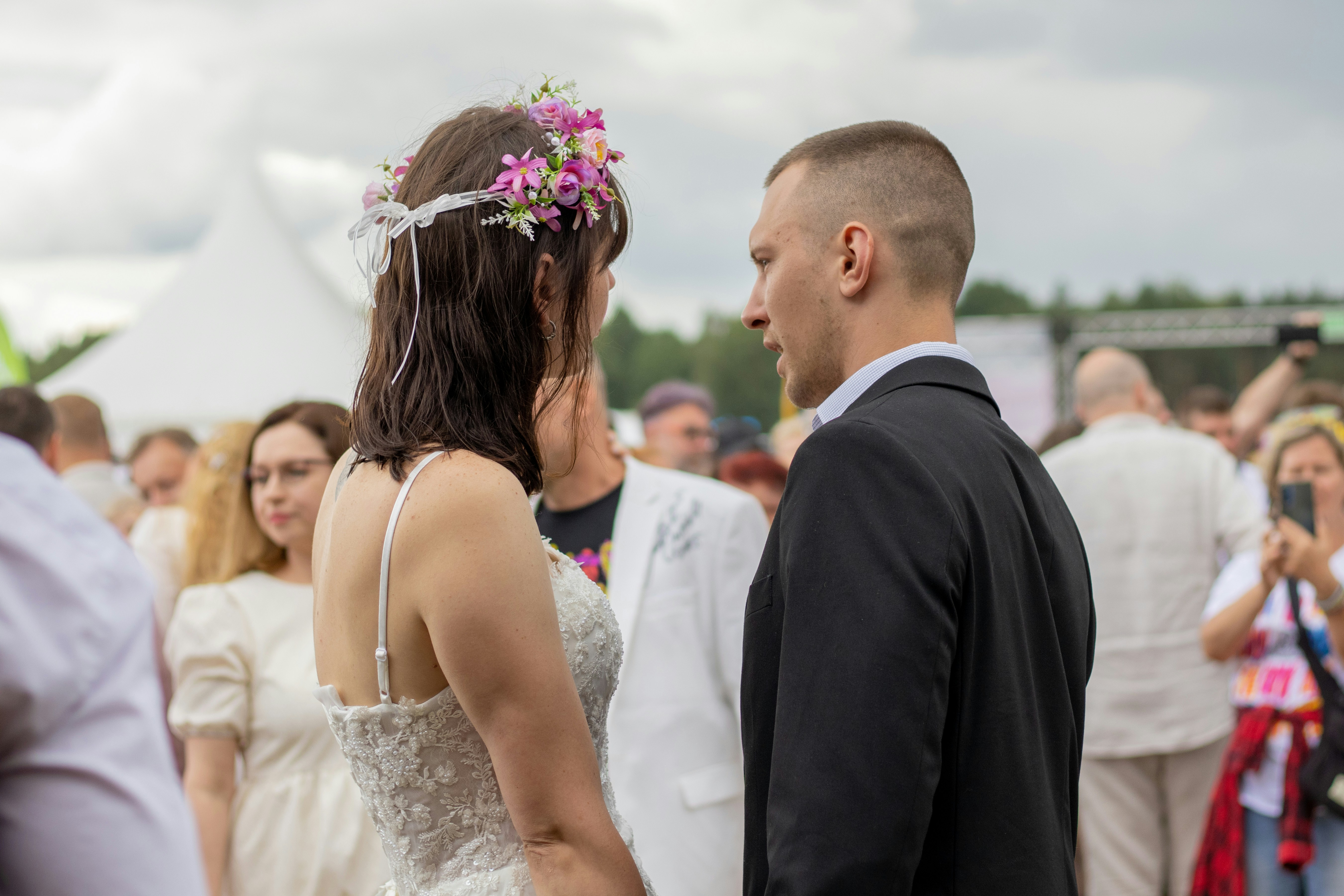 Les mariés se regardant dans les yeux | Source : Unsplash