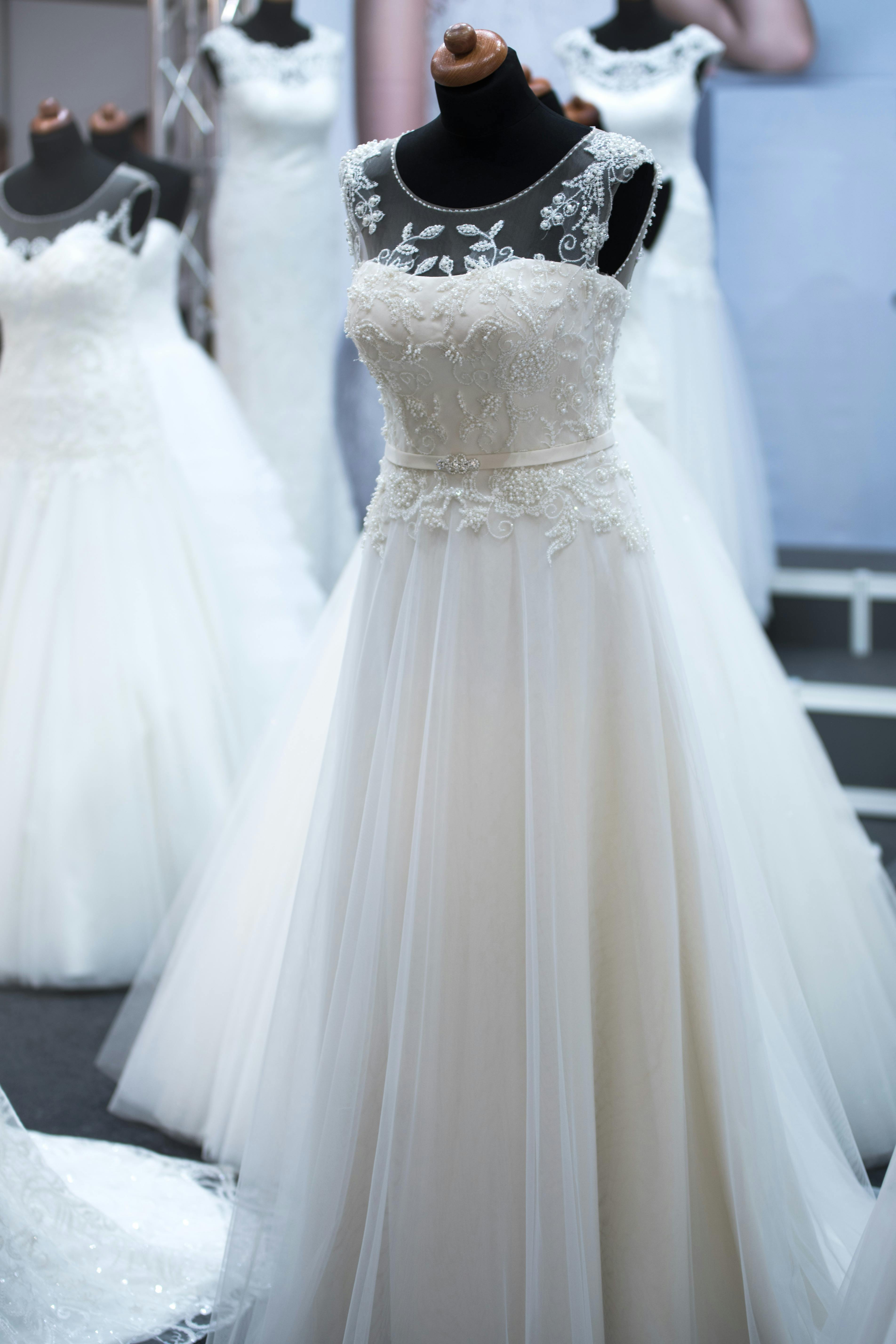 Différentes robes de mariée exposées | Source : Pexels
