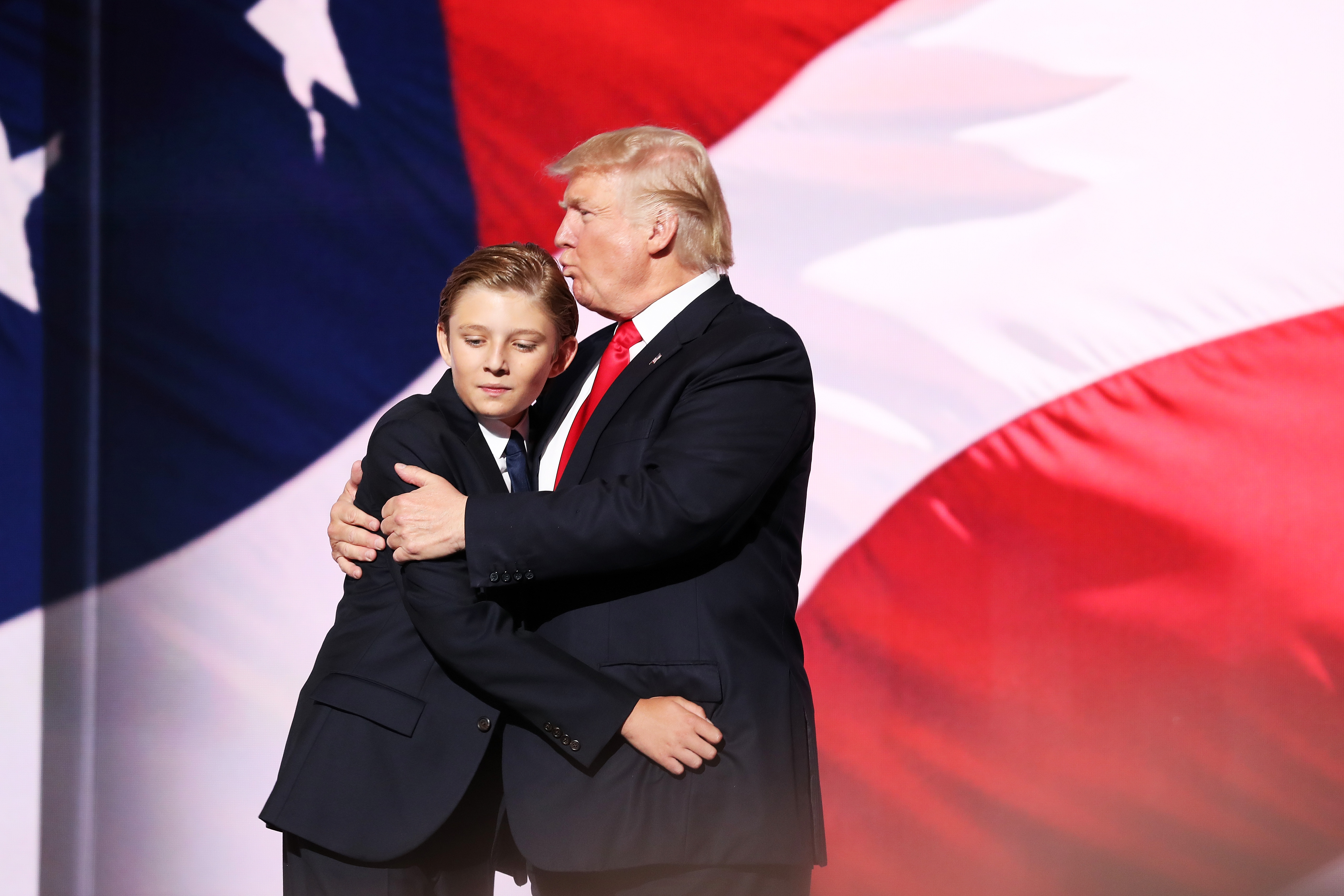 Donald embrasse Barron Trump après avoir prononcé son discours lors du quatrième jour de la convention nationale républicaine, le 21 juillet 2016, à la Quicken Loans Arena de Cleveland. | Source : Getty Images