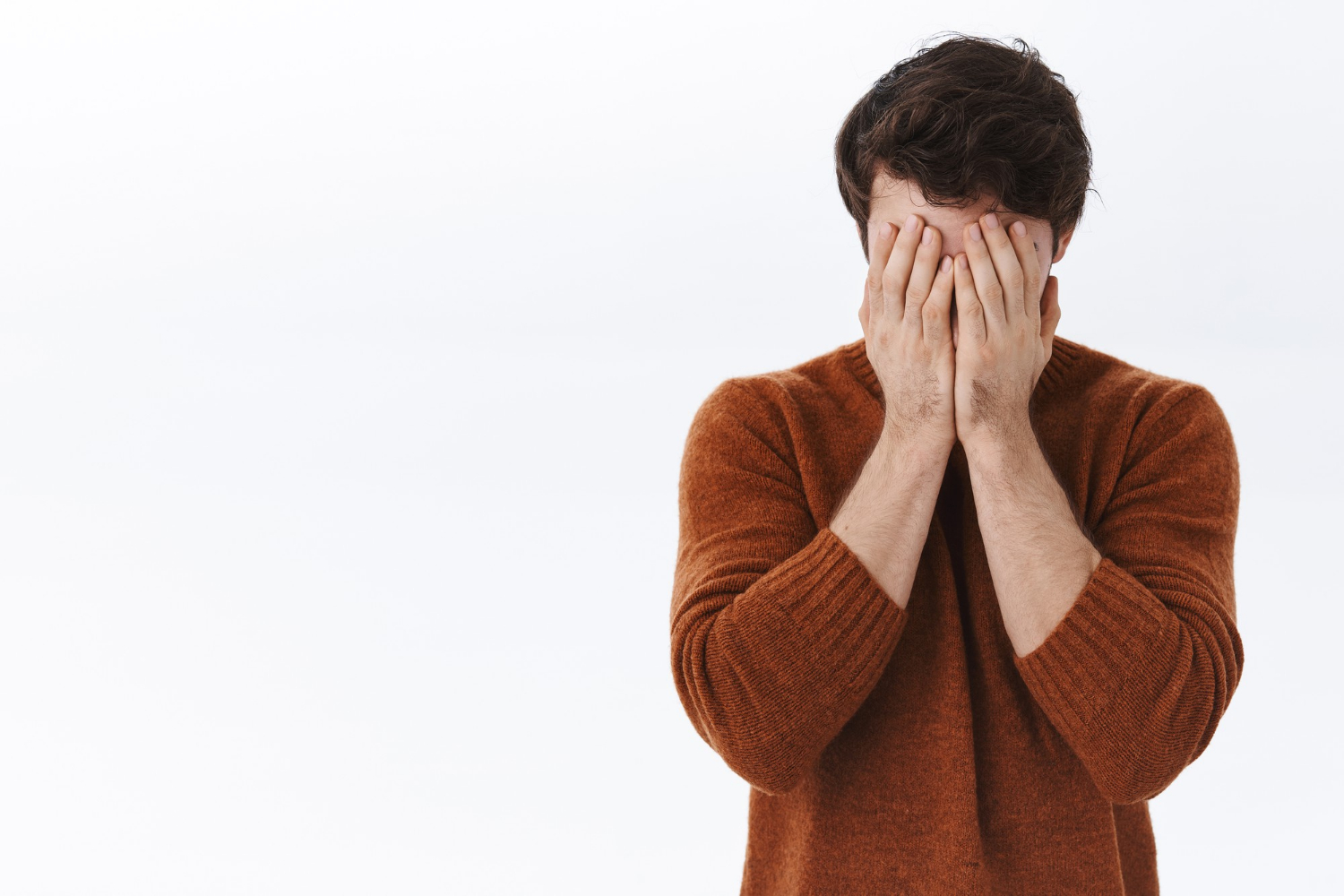 Un homme désespéré | Source : Freepik