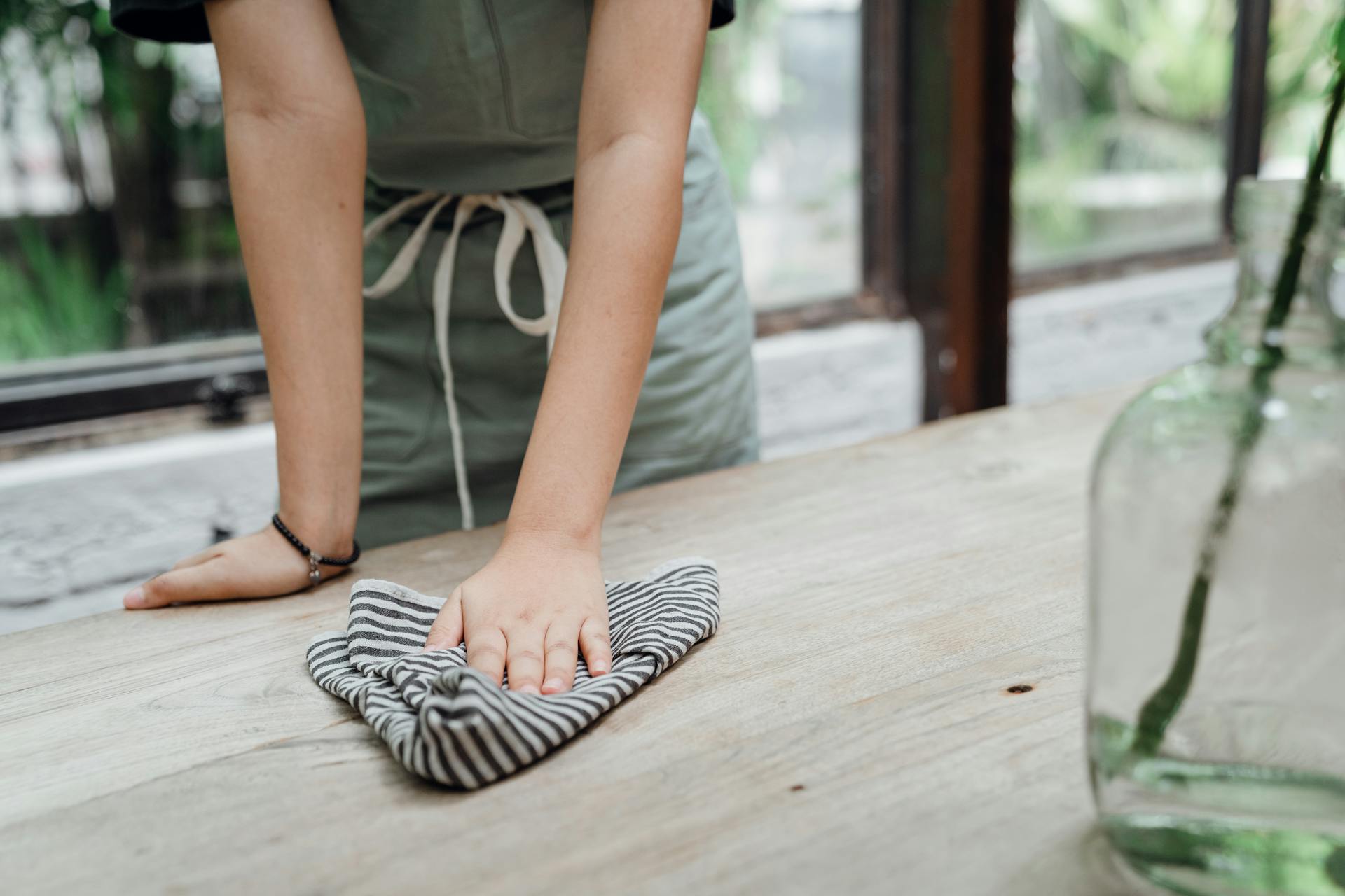 Une femme travaillant comme serveuse | Source : Pexels