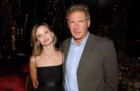 Harrison Ford et Calista Flockhart au Russian Tea Room à New York City le 17 juillet 2002 | Photo : Getty Images
