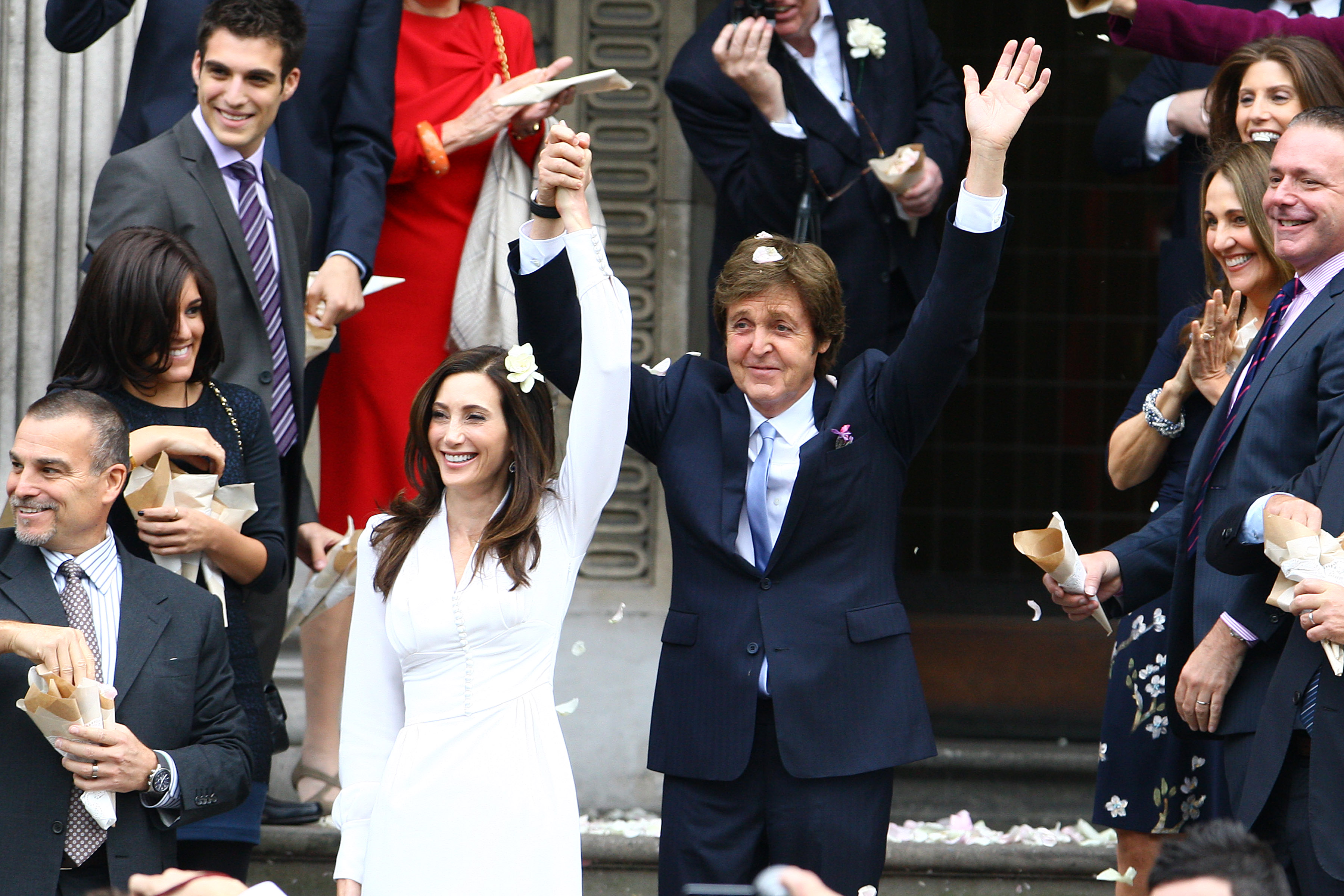 Paul McCartney et Nancy Shevell quittant leur cérémonie de mariage au bureau d'enregistrement de Marylebone dans le centre de Londres, en Angleterre, le 9 octobre 2011 | Source : Getty Images