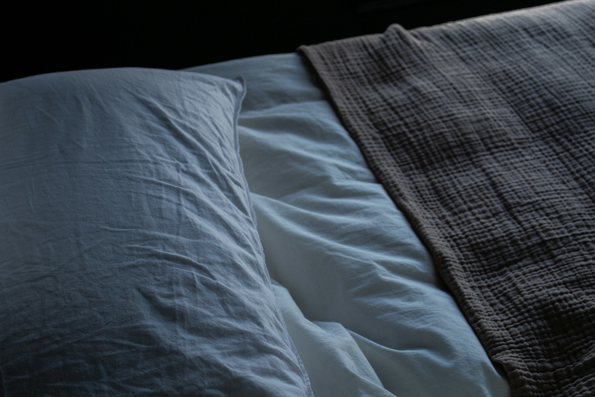 Un côté vide du lit | Source : Unsplash