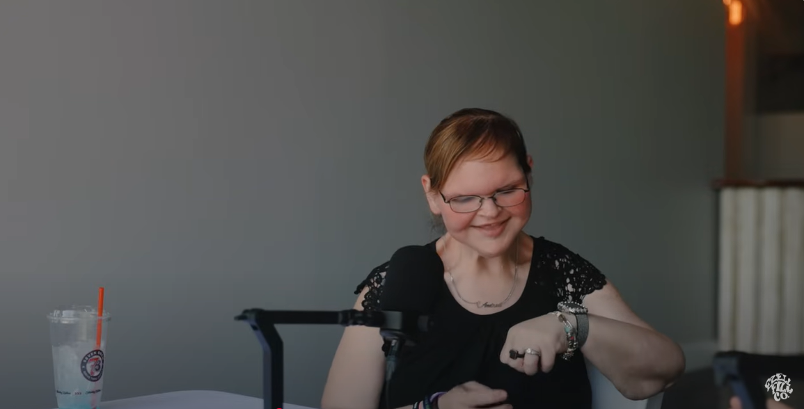 Tammy Slaton montre sa bague de fiançailles lors de son interview sur Creative Chaos, extrait d'un post vidéo daté du 24 juin 2025 | Source : YouTube/EzellFilmCompany