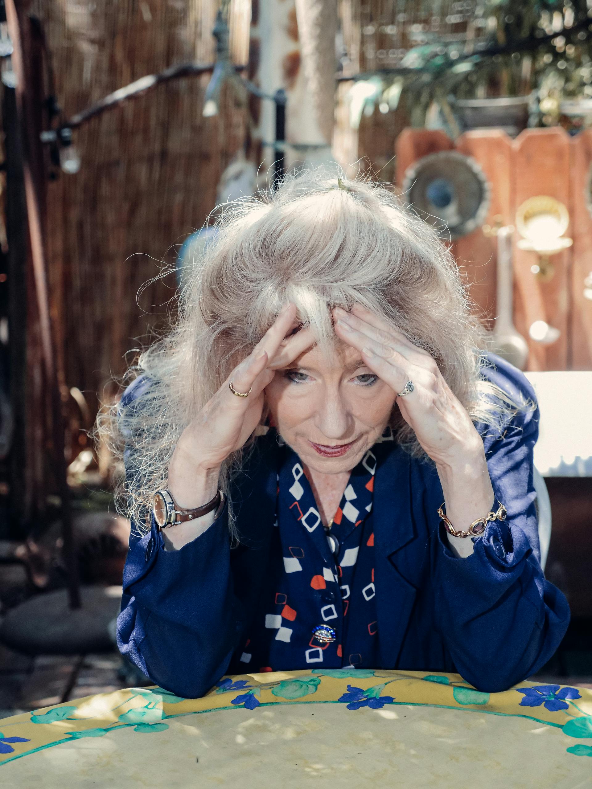 Une femme d'âge mûr assise dans un restaurant | Source : Pexels