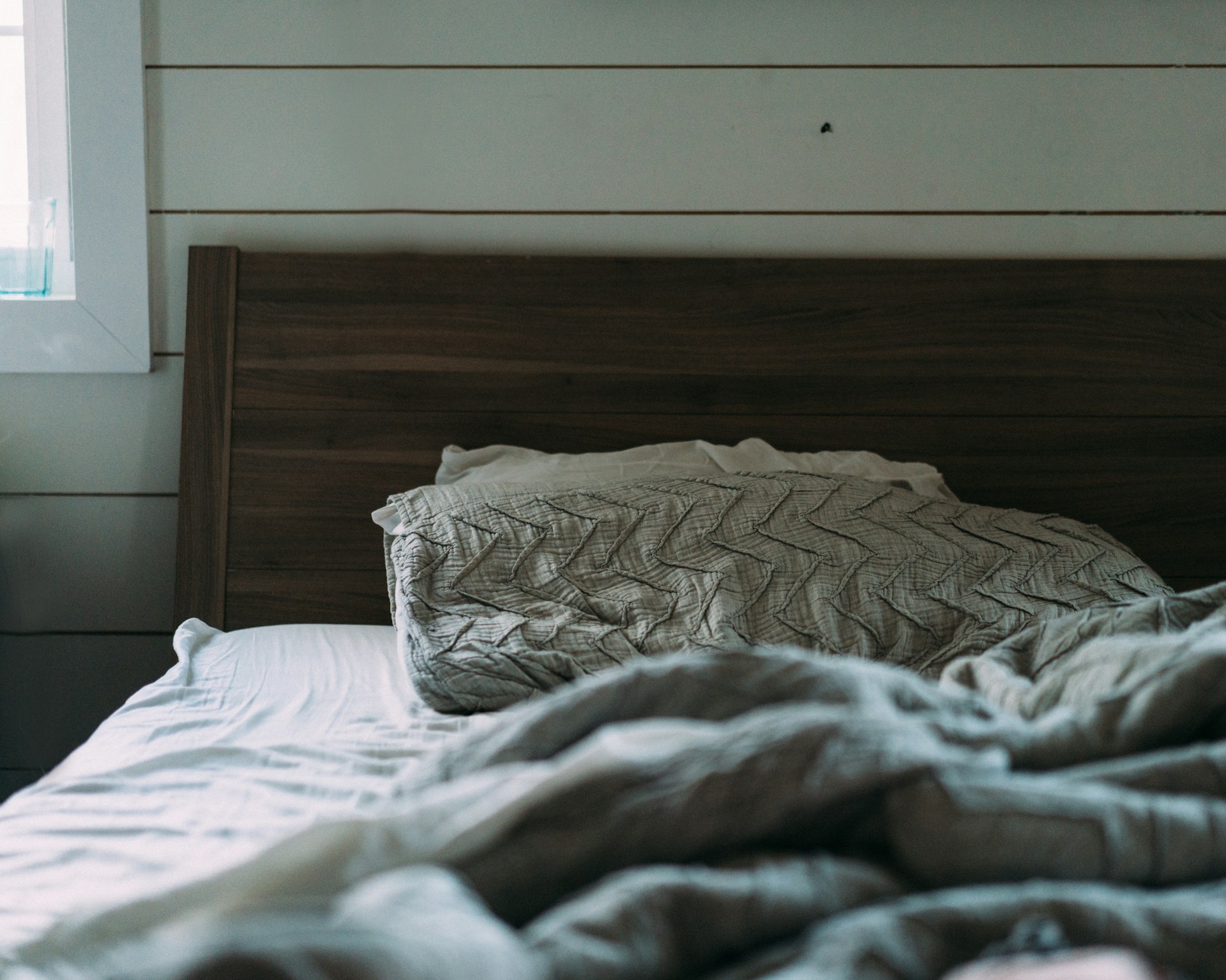 Un côté vide du lit | Source : Unsplash