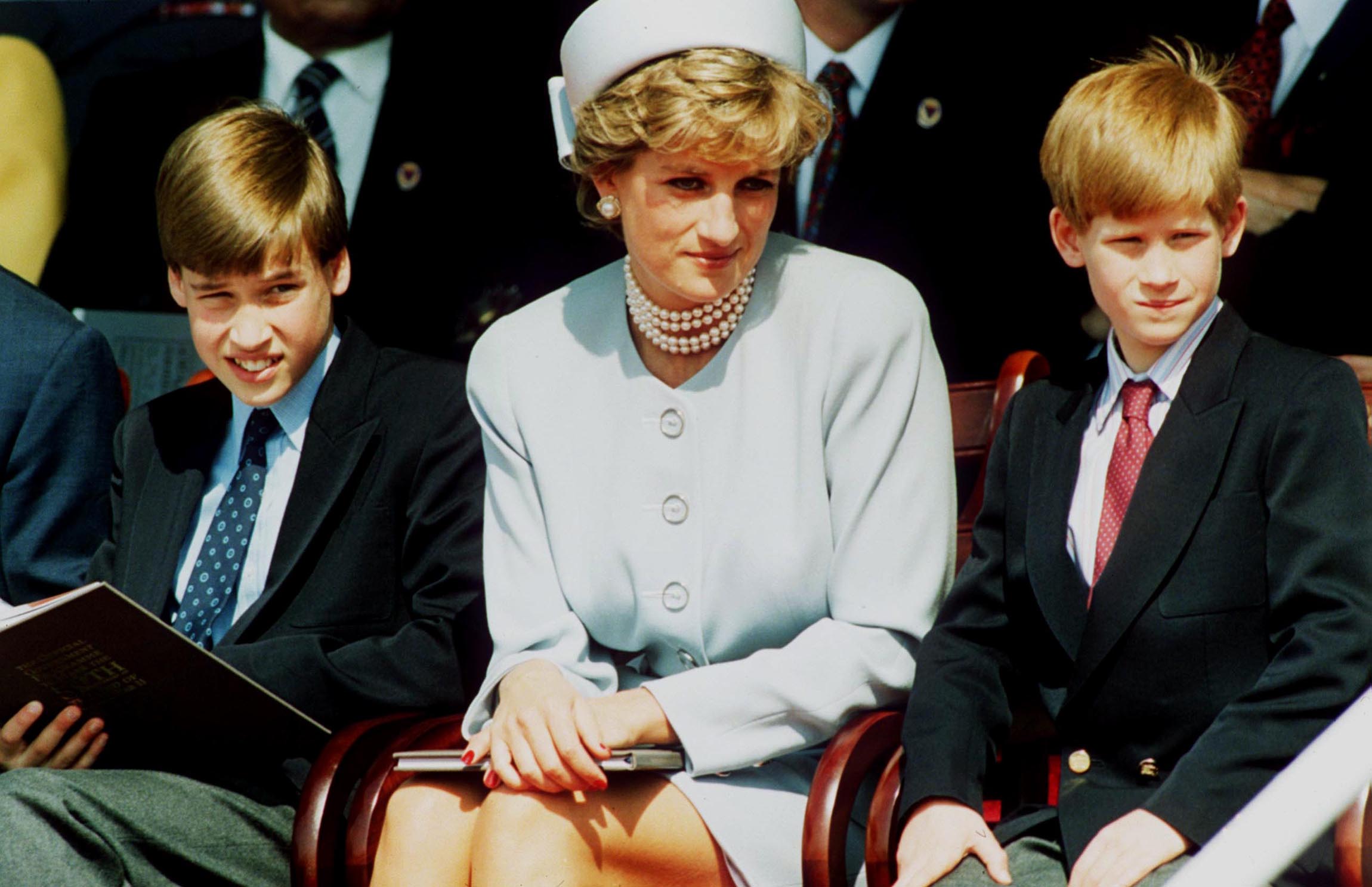 La défunte Princesse Diana, avec le Prince William et le Prince Harry lors d'un événement officiel | Photo : Getty Images